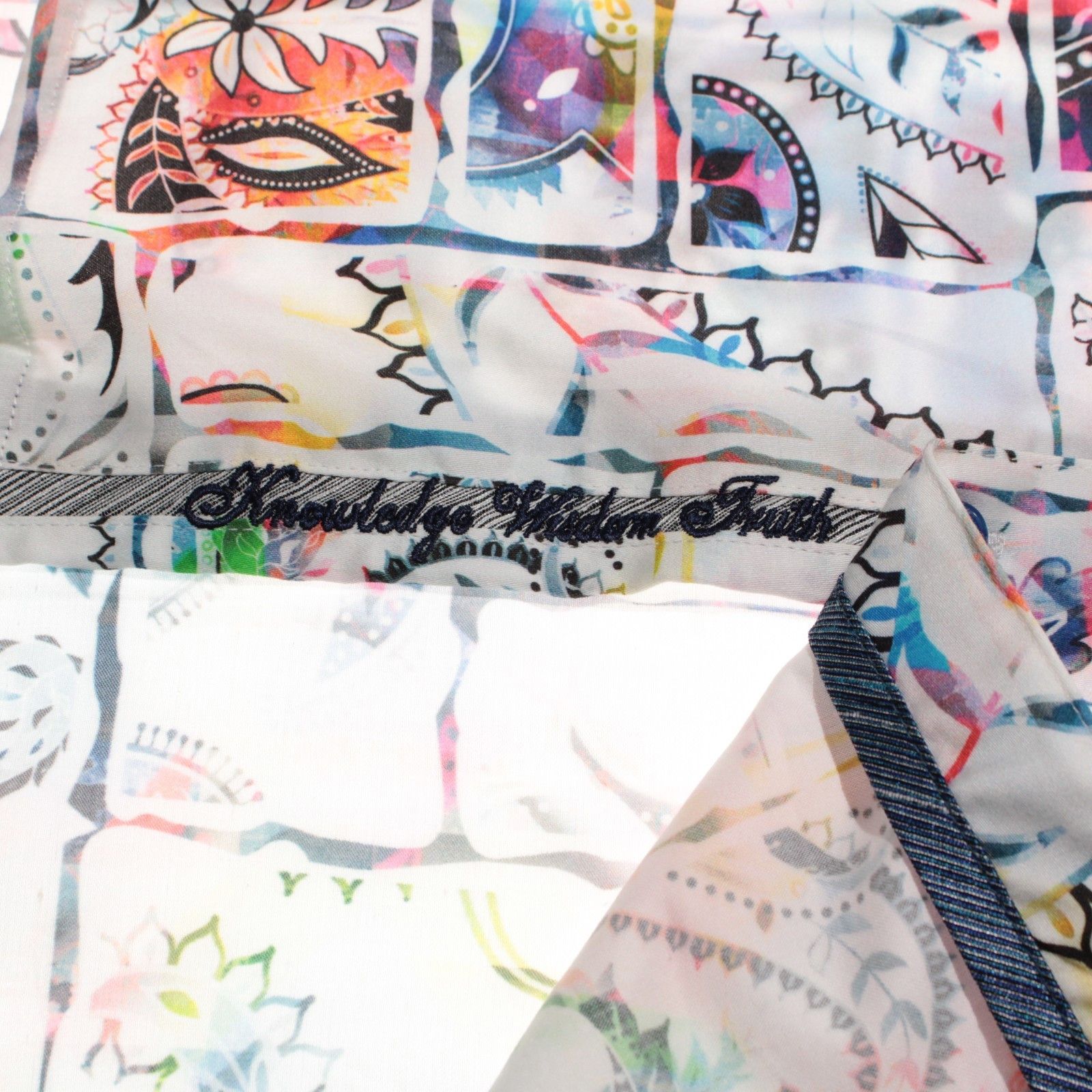 Robert Graham Robert Graham New with tags Shirt Size M US In White Size US M / EU 48-50 / 2 - 5 Thumbnail