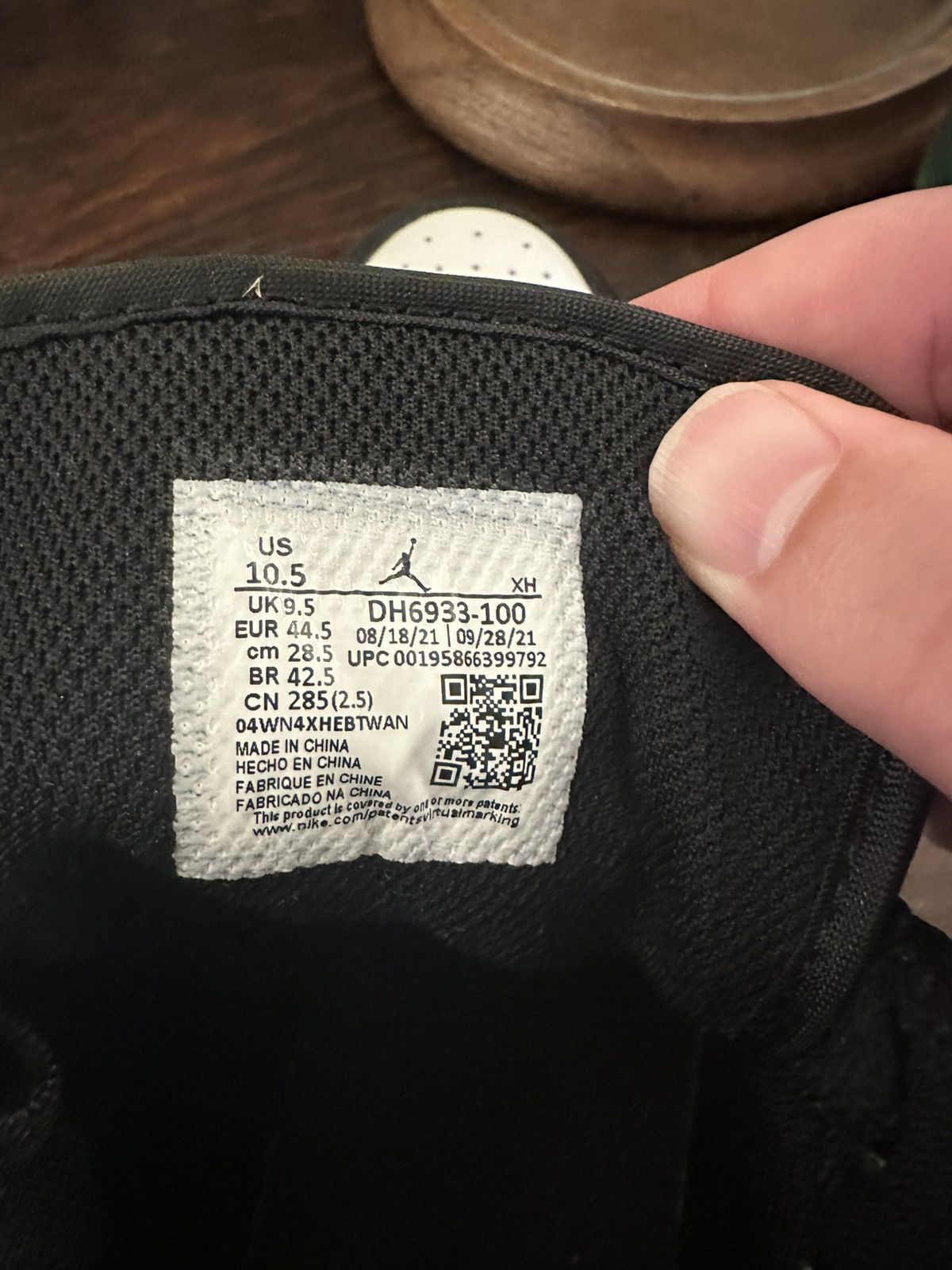 Nike Jordan 1 mid Size US 10.5 / EU 43-44 - 7 Thumbnail