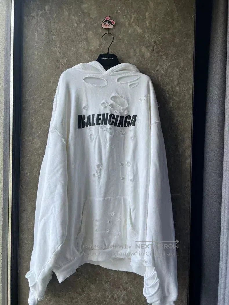 Balenciaga Balenciaga Logo Distressed White Sweatshirt. Size US S / EU 44-46 / 1 - 1 Thumbnail