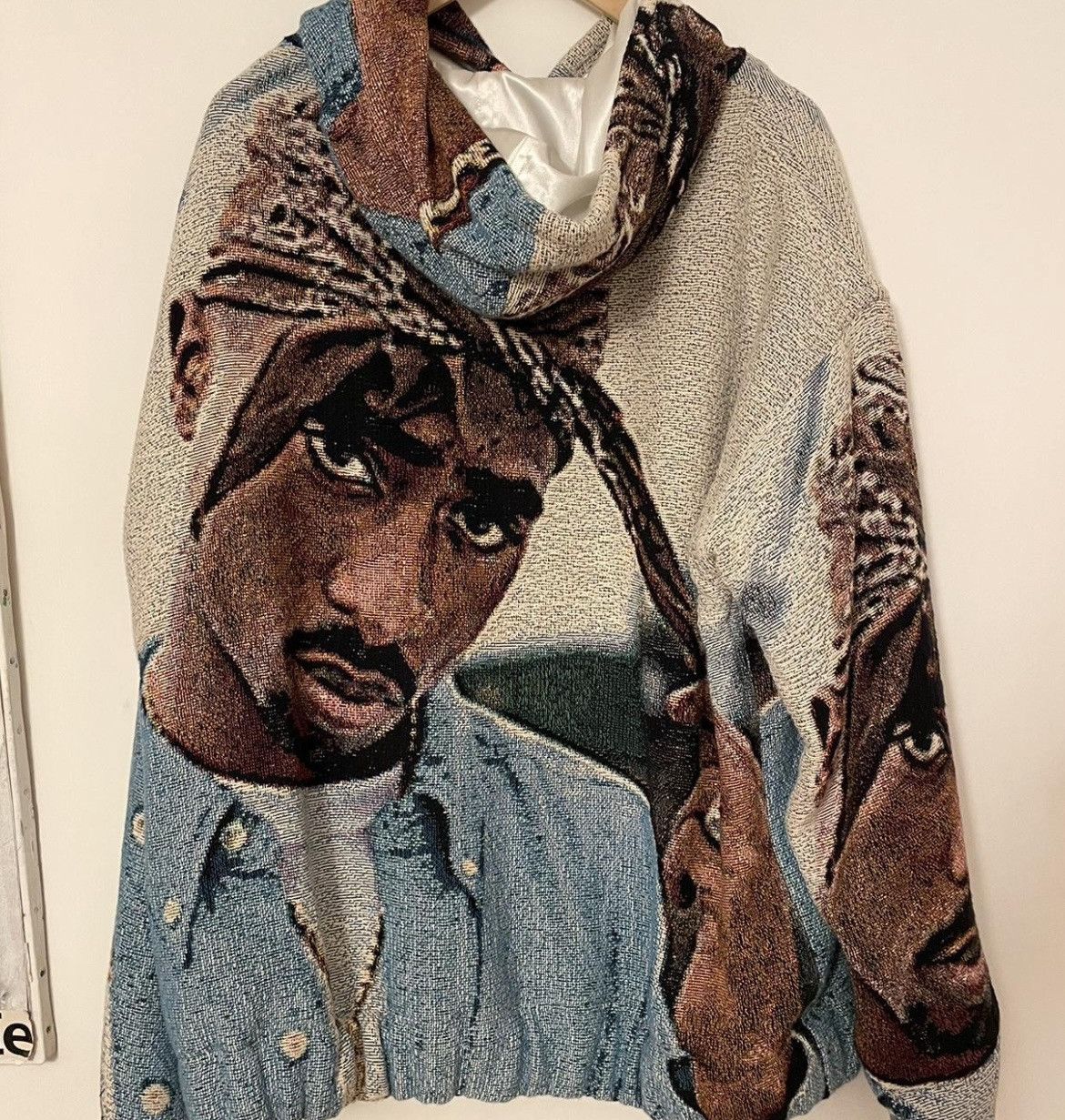 Designer × Rap Tees Noname1of1 Amerikaz Most Wanted Tupac Tapestry Hoodie sz XL Size US XL / EU 56 / 4 - 8 Thumbnail