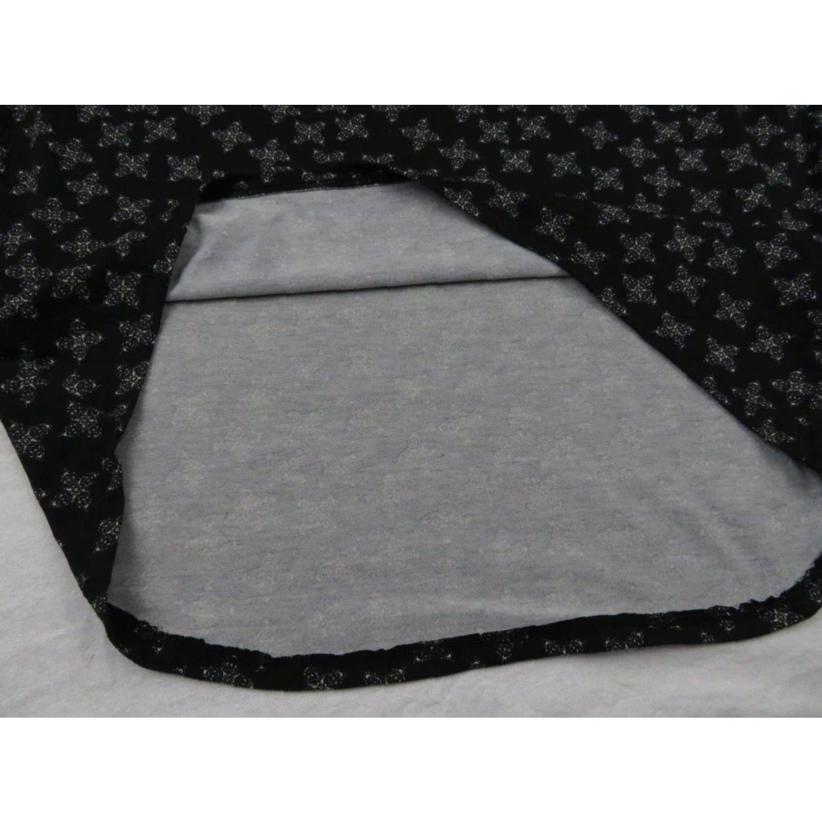 Vintage LuLaRoe Women's Black Geometric Tunic Shirt Size XXS Ninja Stars Irma Shirt Tunic Womens XS(XXS) Black Geometric Stars Ninja 2010s Vintage? Size XXS / US 00 / IT 34 - 7 Thumbnail