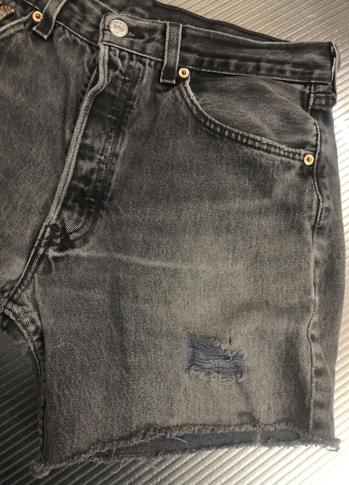Levi's Levi's 🇺🇸 501XX asphalt denim patched cutoff vintage short 32 Size US 32 / EU 48 - 7 Thumbnail