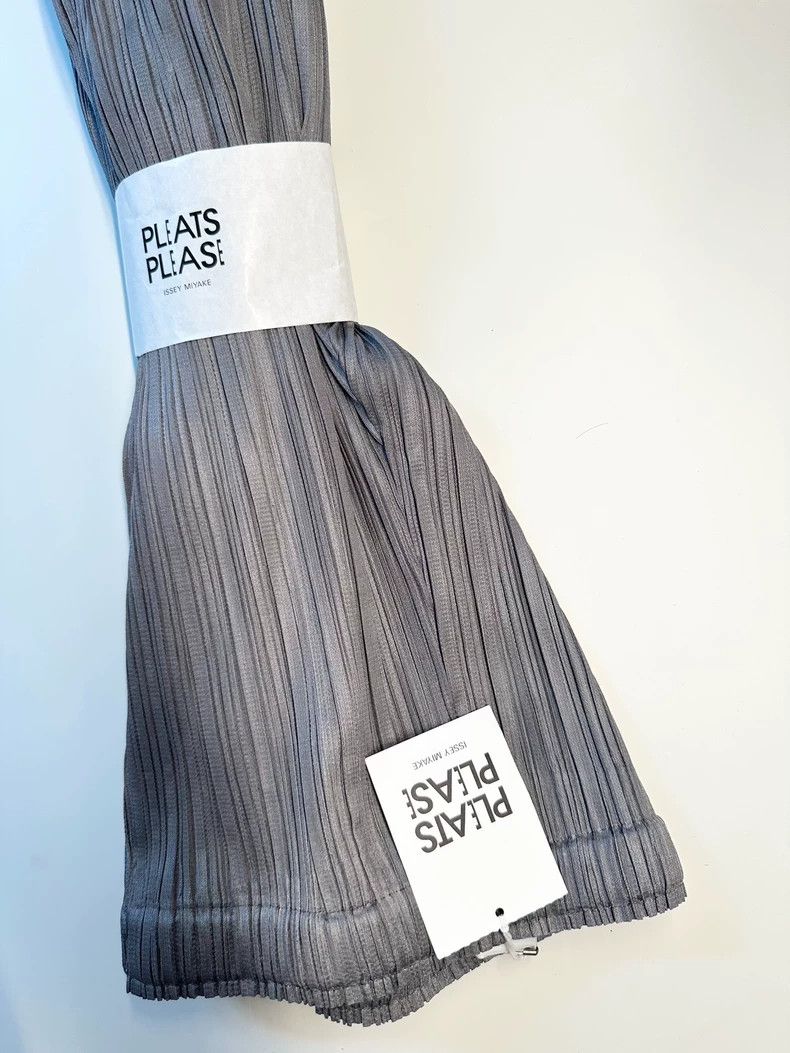 Issey Miyake size:3 Dark grey pleated trousers