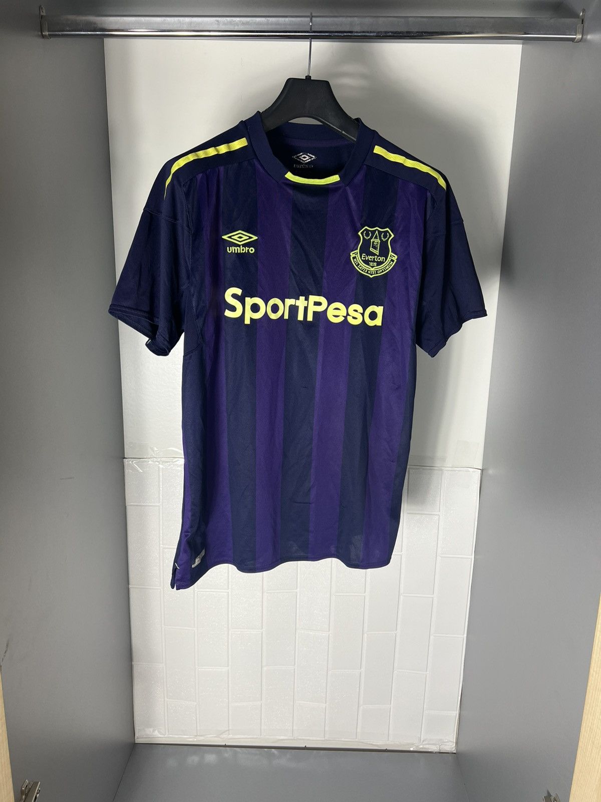 Umbro × Vintage VERY RARE UMBRO FC EVERTON ENGLAND SOCCER JERSEY BLOKECORE Size US M / EU 48-50 / 2 - 3 Thumbnail