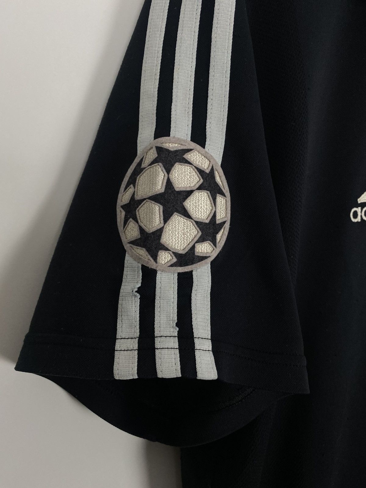 Adidas Real Madrid x Adidas 2001 2002 01/02 Away kit champions Size US M / EU 48-50 / 2 - 2 Thumbnail