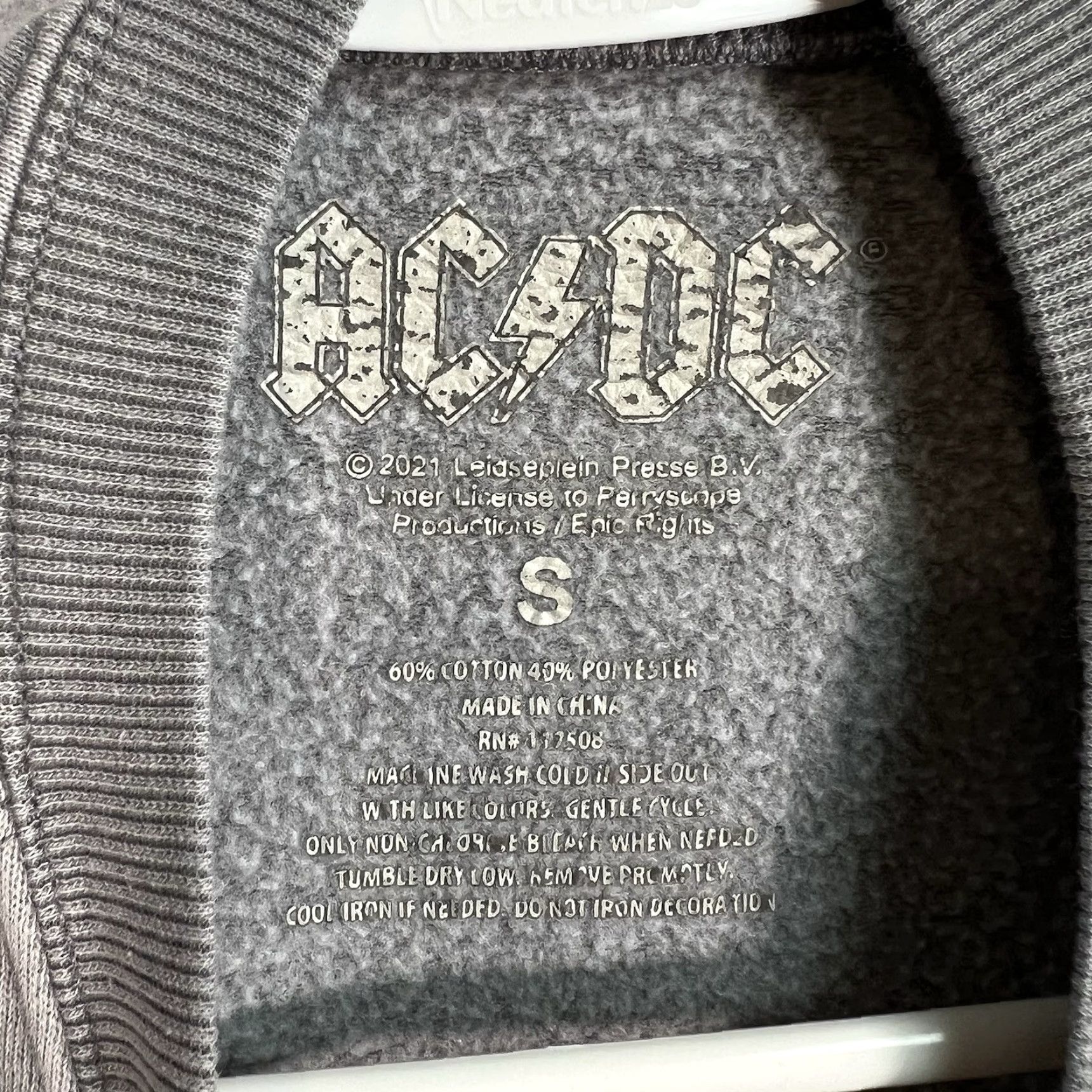 Vintage VINTAGE ACDC Rock Band Sweatshirt Adult Small Gray Pullover Crewneck Mens Size US S / EU 44-46 / 1 - 5 Thumbnail
