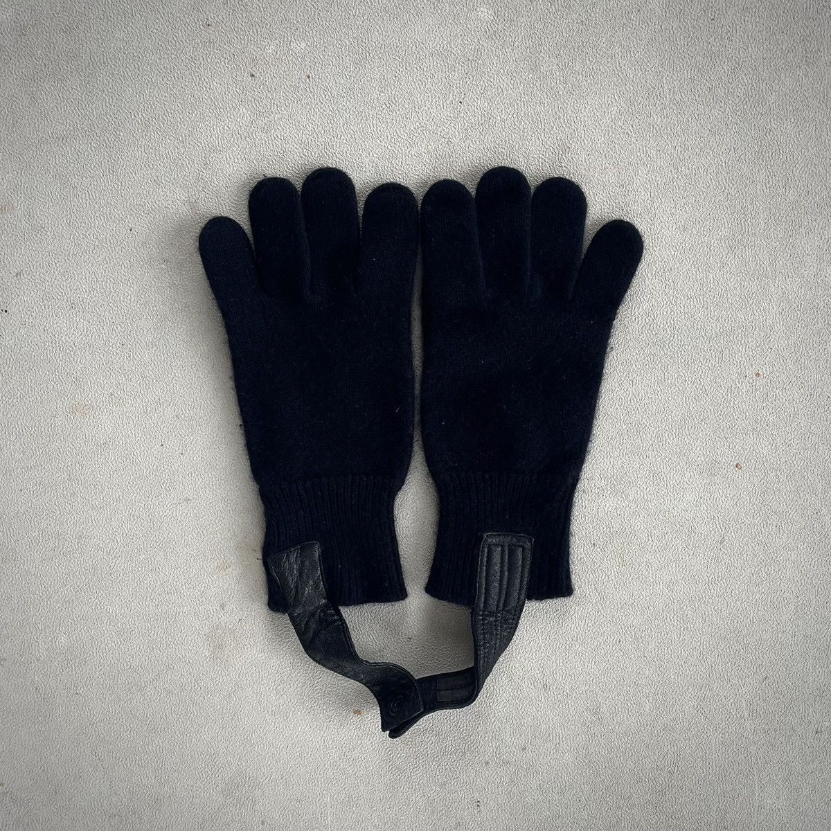 image of Rick Owens Cashmere Gloves in Black, Men's