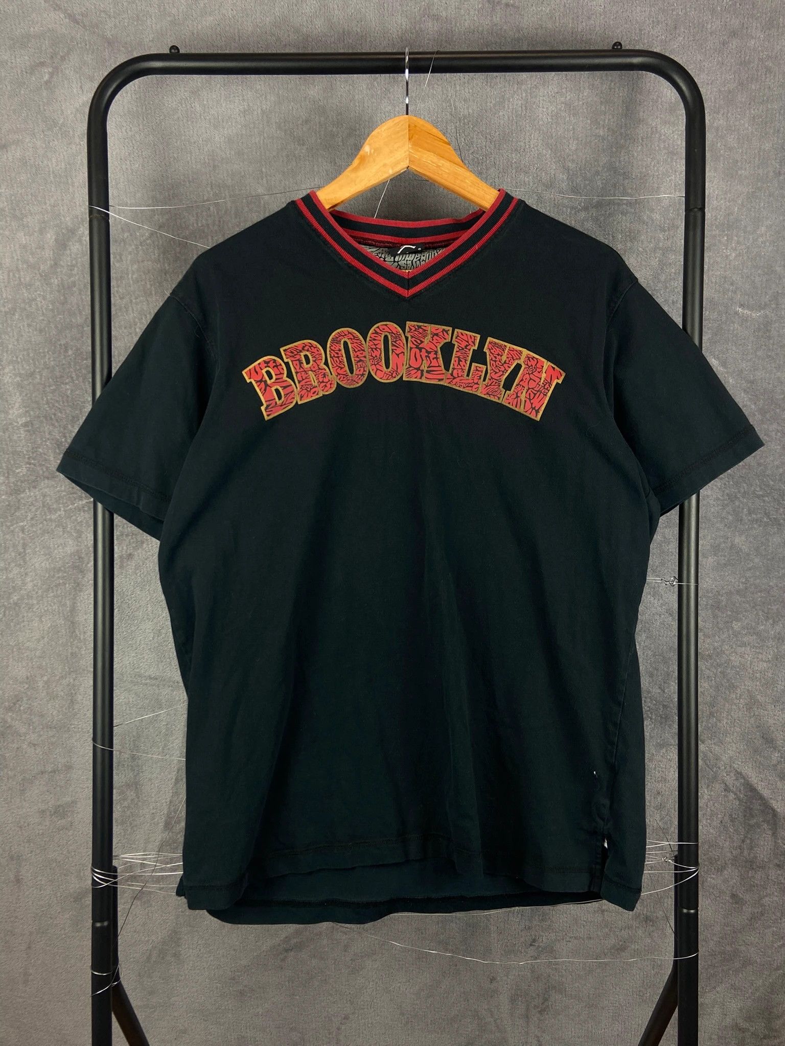 Jordan Brand Jordan Brooklyn Graphic V-Neck T-Shirt Size L Size US L / EU 52-54 / 3 - 1 Thumbnail