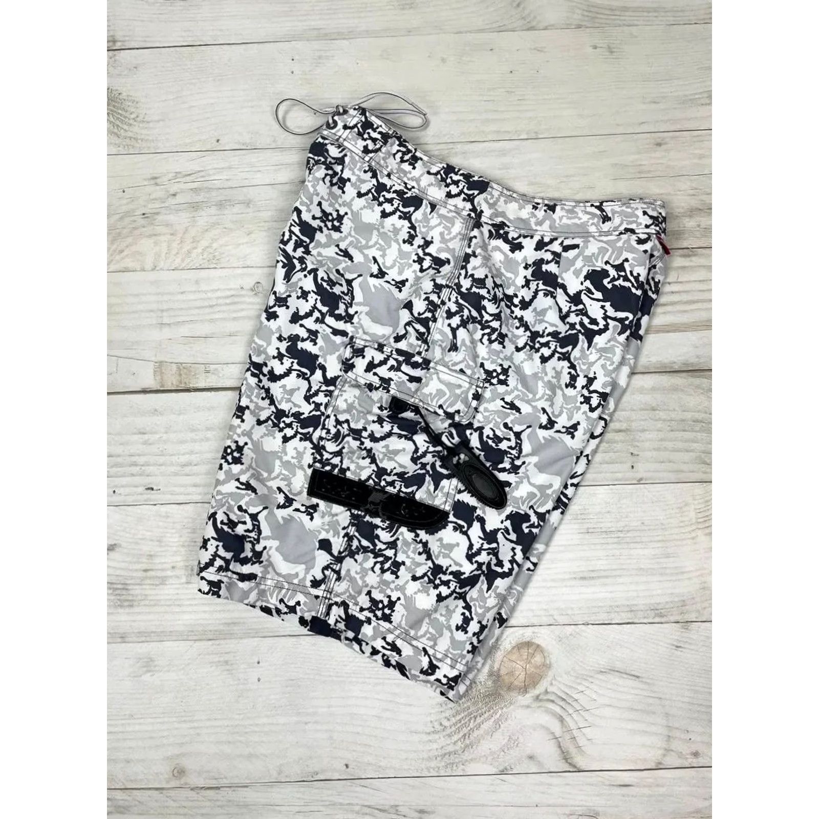 Oakley VINTAGE Oakley Men's Swim Shorts Bottom 32 White Drawstring 00s Skulls 9.06 in 11.81 in 23 cm 30 cm 33 cm Size US 32 / EU 48 - 5 Thumbnail