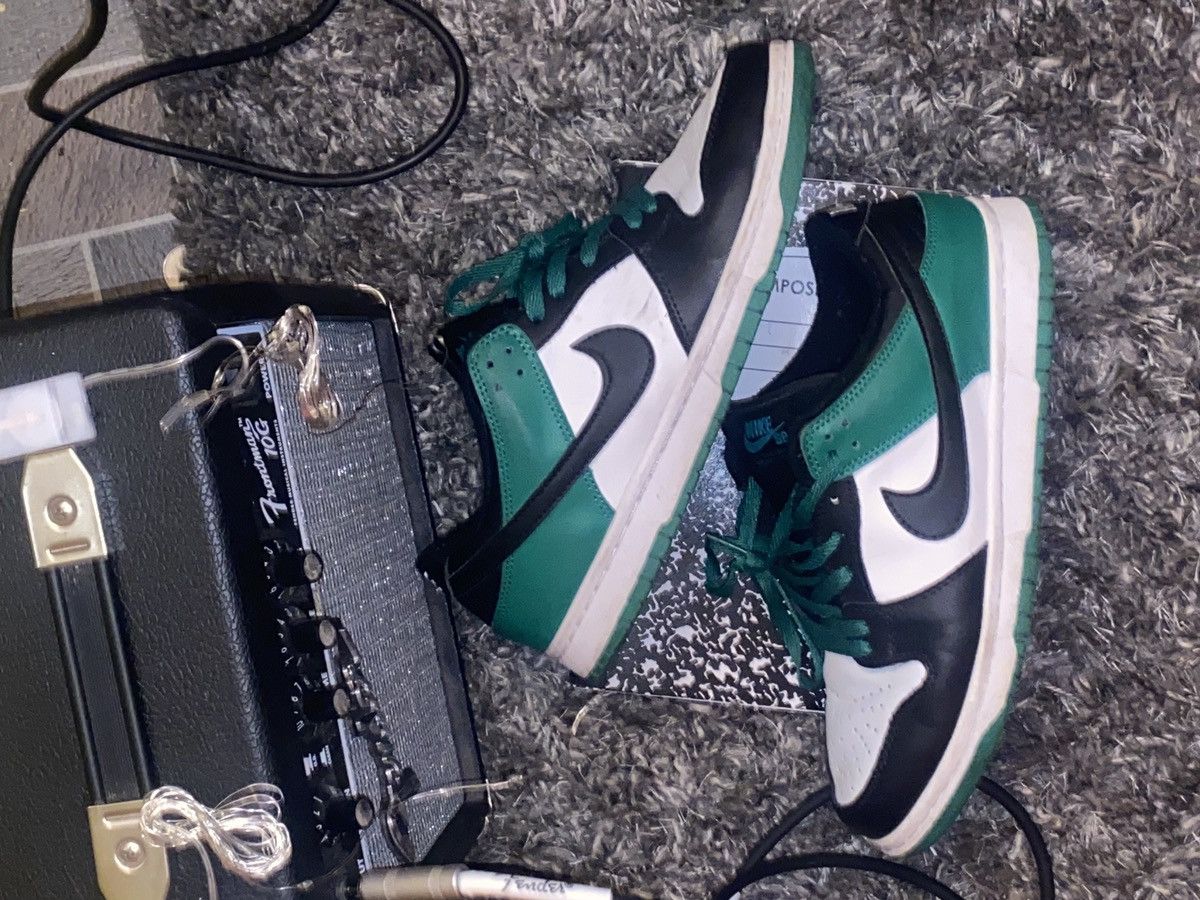 Nike LowTop Dunks Size US 8.5 / EU 41-42 - 1 Thumbnail