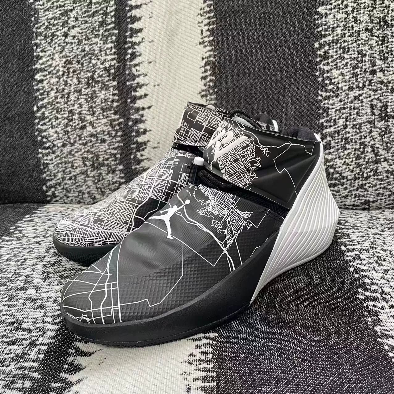 Jordan Brand Jordan Brand Black Lowtop Sneakers 9 Men Size US 9 / EU 42 - 1 Thumbnail