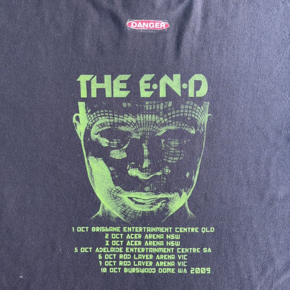 Band Tees Vintage Band/Group Tee - The Black Eyed Peas The End Tour Size US M / EU 48-50 / 2 - 5 Thumbnail