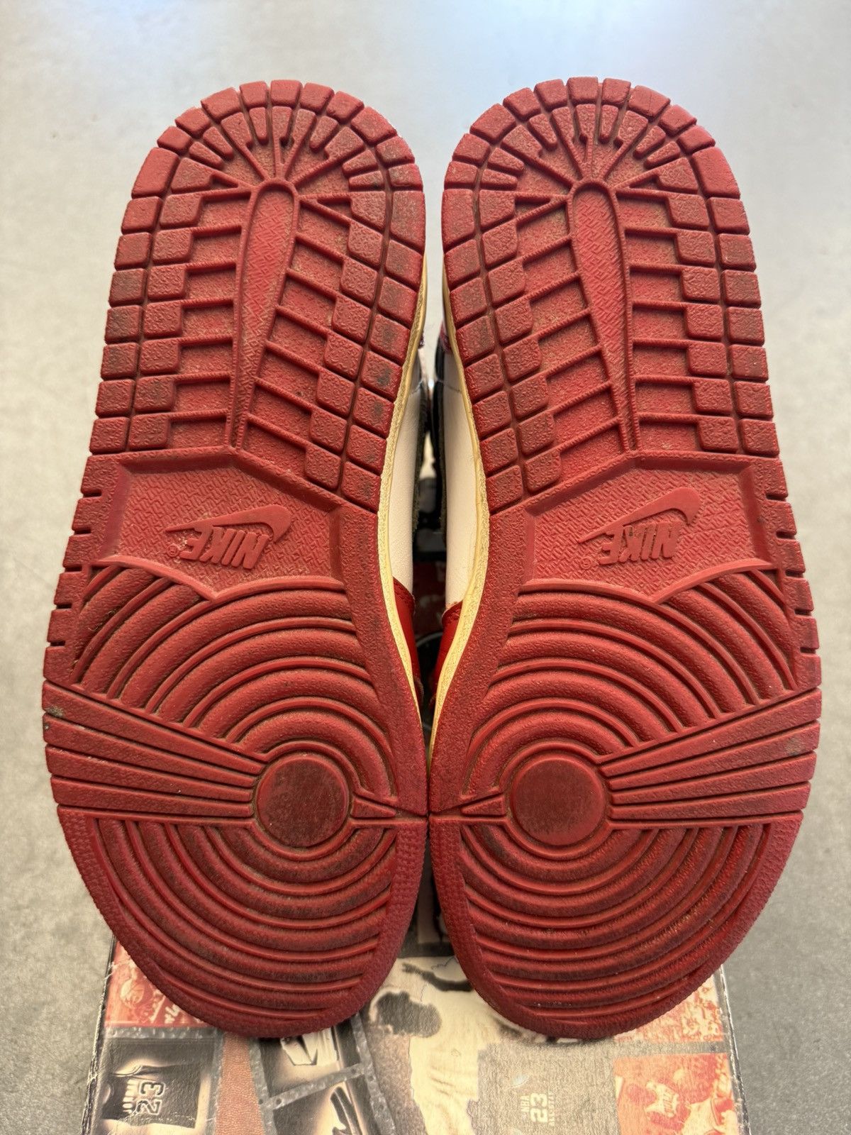Jordan Brand 1994 Air Jordan 1 Chicago High Size 7.5 (Replacement Box) Size US 7.5 / EU 40-41 - 19 Thumbnail