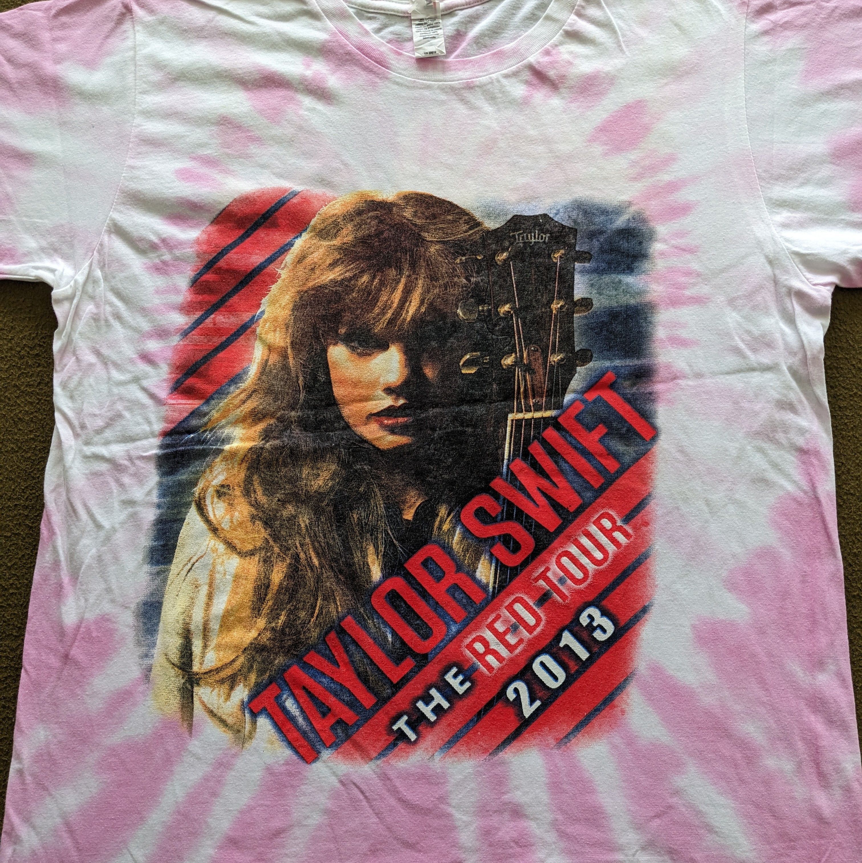 Vintage Vintage TAYLOR SWIFT The Red Tour American Singer T-shirt Size US M / EU 48-50 / 2 - 4 Thumbnail