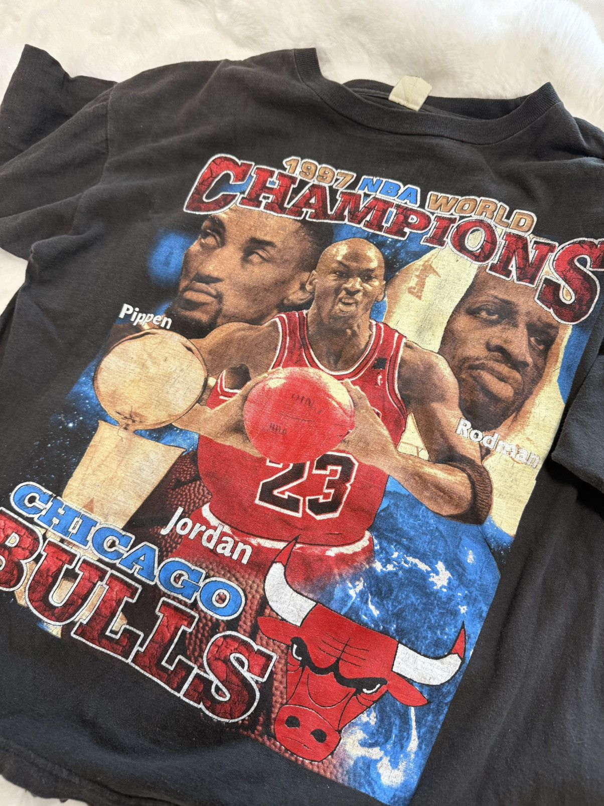 Vintage Vintage 1997 NBA World Champions Chicago Bulls Rap Tee Size US XL / EU 56 / 4 - 15 Thumbnail