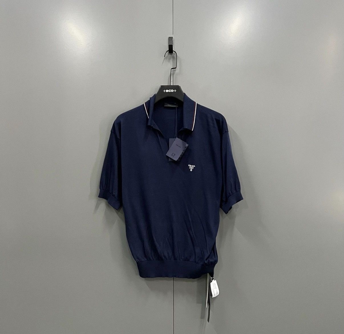 Prada PRADA dark navy V-neck logo knit short sleeve J41 Size US M / EU 48-50 / 2 - 1 Thumbnail