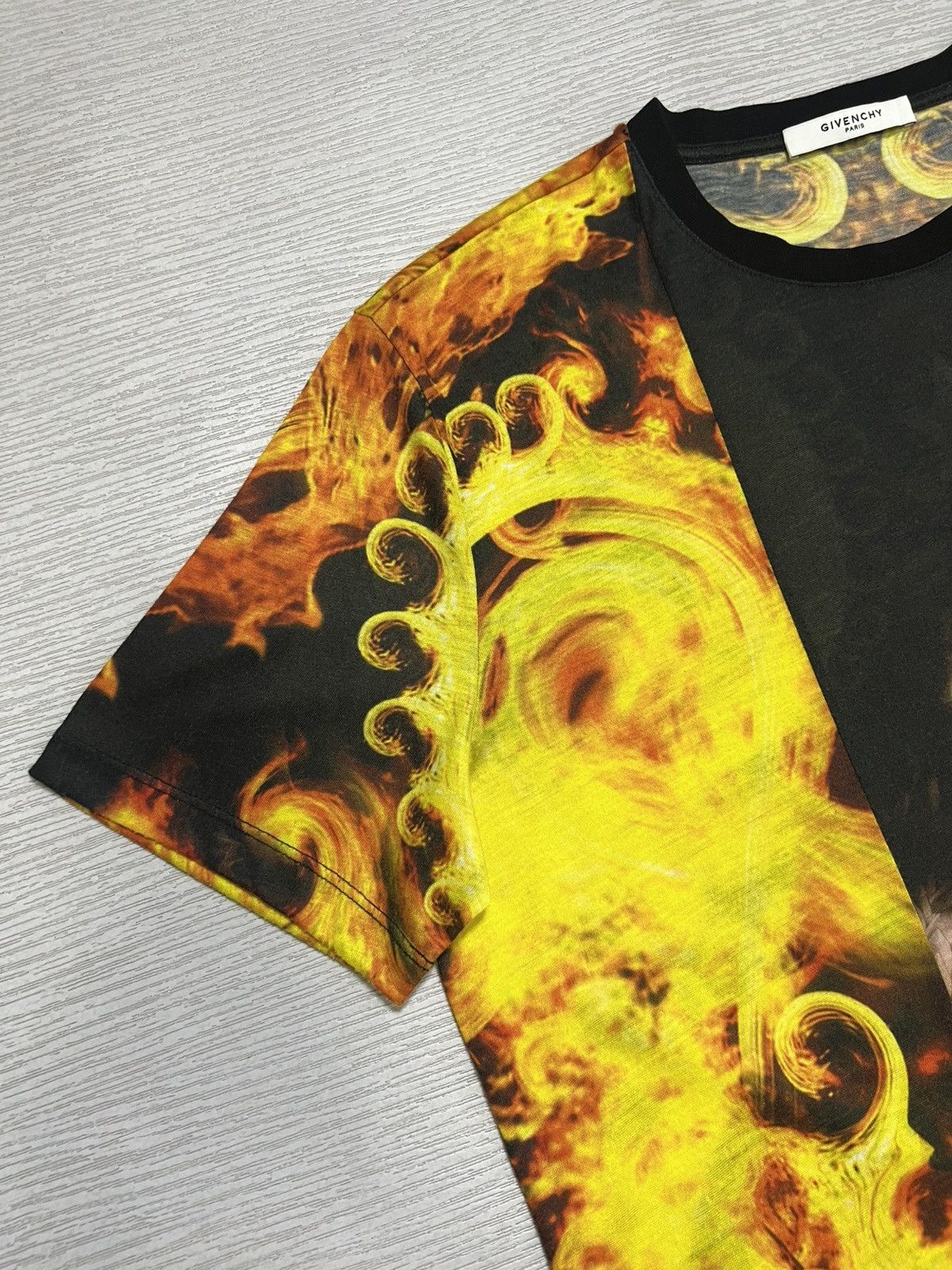 Givenchy Givenchy - Riccardo Tisci - “Madonna In Flames” T-Shirt Size US S / EU 44-46 / 1 - 4 Thumbnail