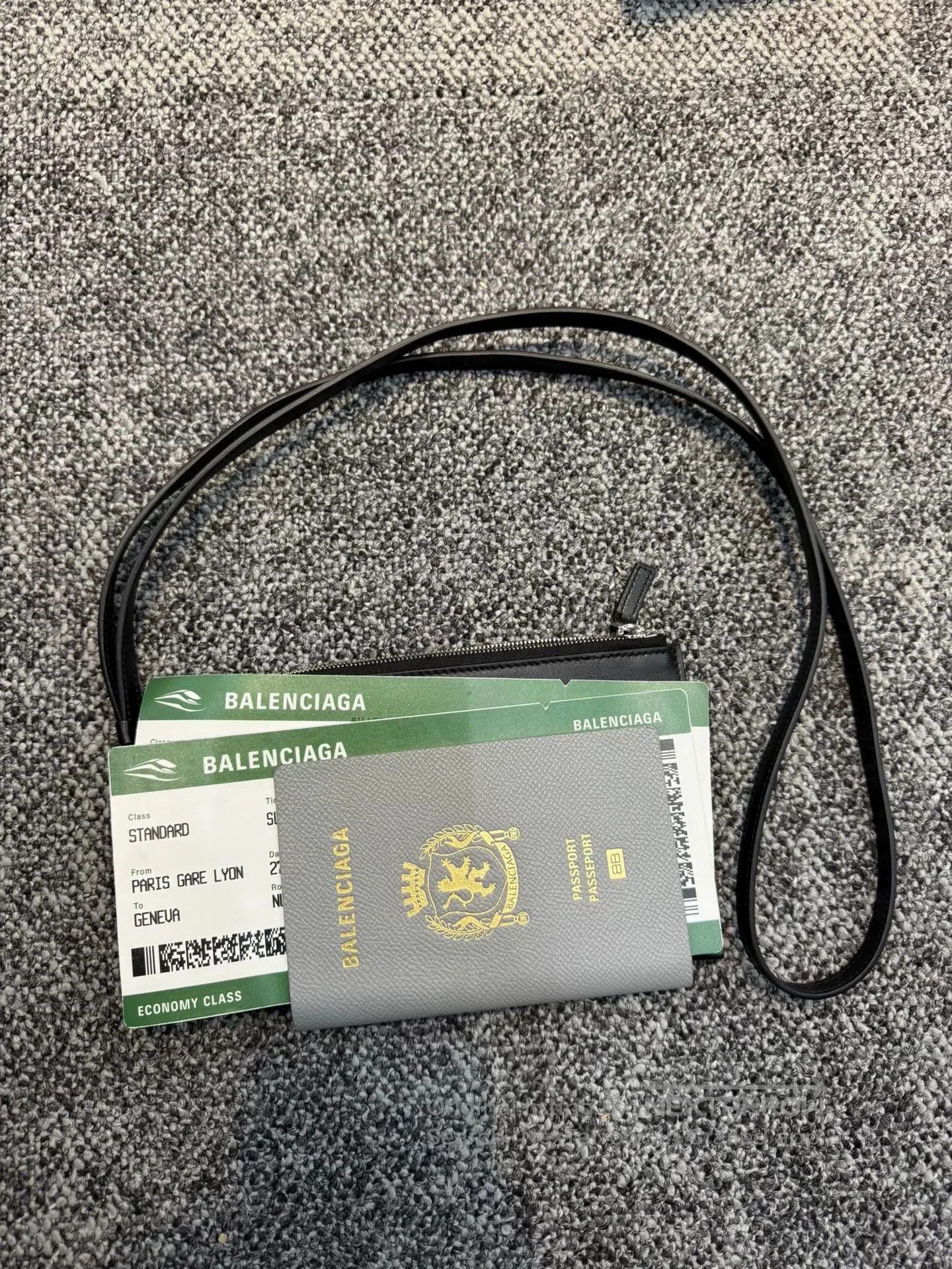 Balenciaga Balenciaga Passport Phone Bag. Size ONE SIZE - 1 Thumbnail