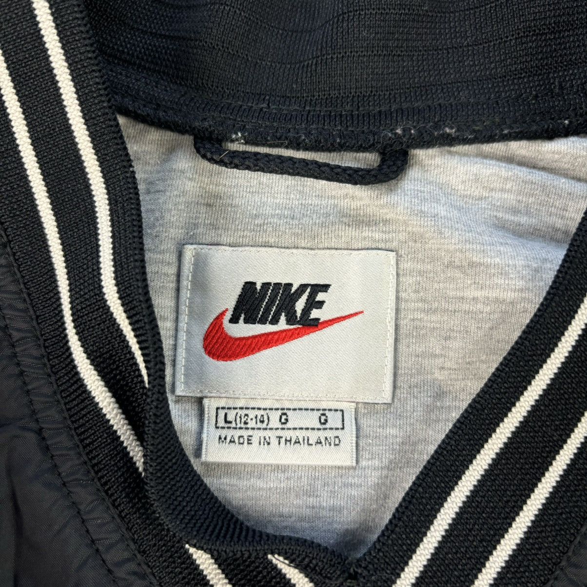 Nike Vintage 90s black center swoosh nike windbreaker Size US L / EU 52-54 / 3 - 6 Thumbnail