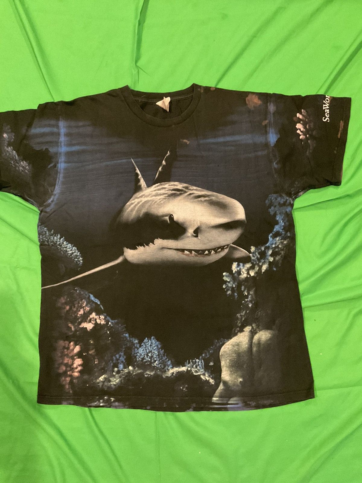 Vintage Vintage shark AOP t shirt Size US XL / EU 56 / 4 - 1 Thumbnail