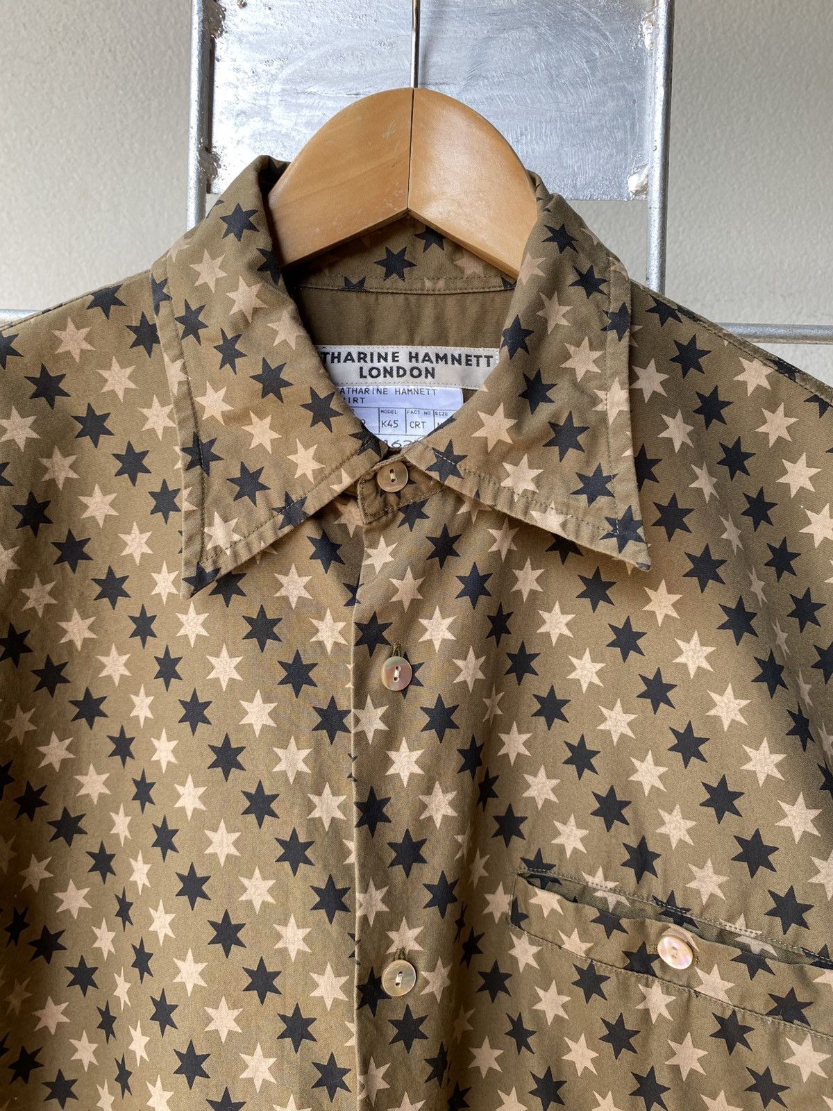 Katharine Hamnett London KATHARINE HAMNETT Khaki Star Print Short-Sleeve Shirt Size US M / EU 48-50 / 2 - 3 Thumbnail