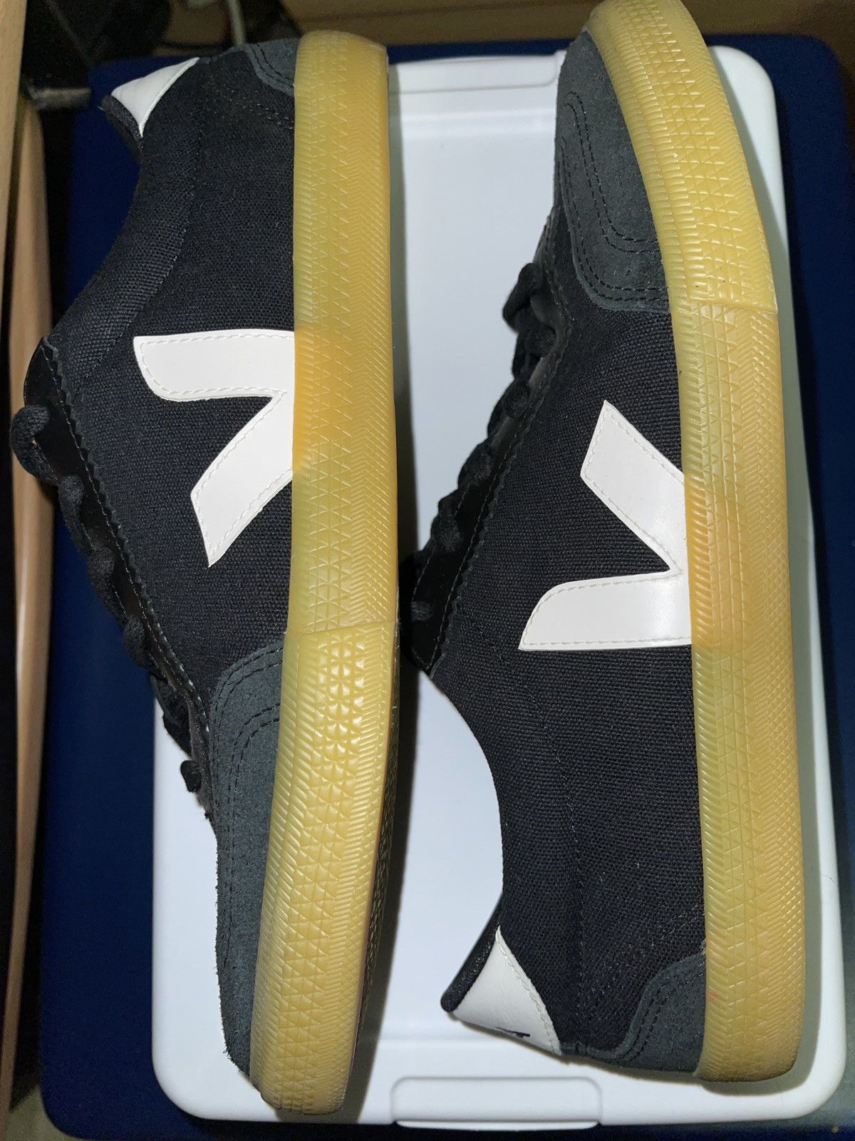 Veja Veja Volley Size US 8 / EU 41 - 1 Thumbnail