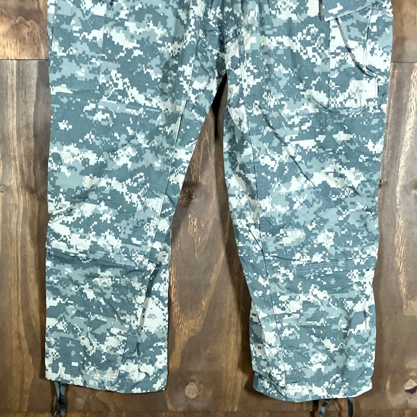 Vintage VINTAGE Army ACU Digital Camo Combat Pants Green Camo Uniform Medium Short Unisex Pants M Green 2000s 90s? Size US 31 - 3 Thumbnail