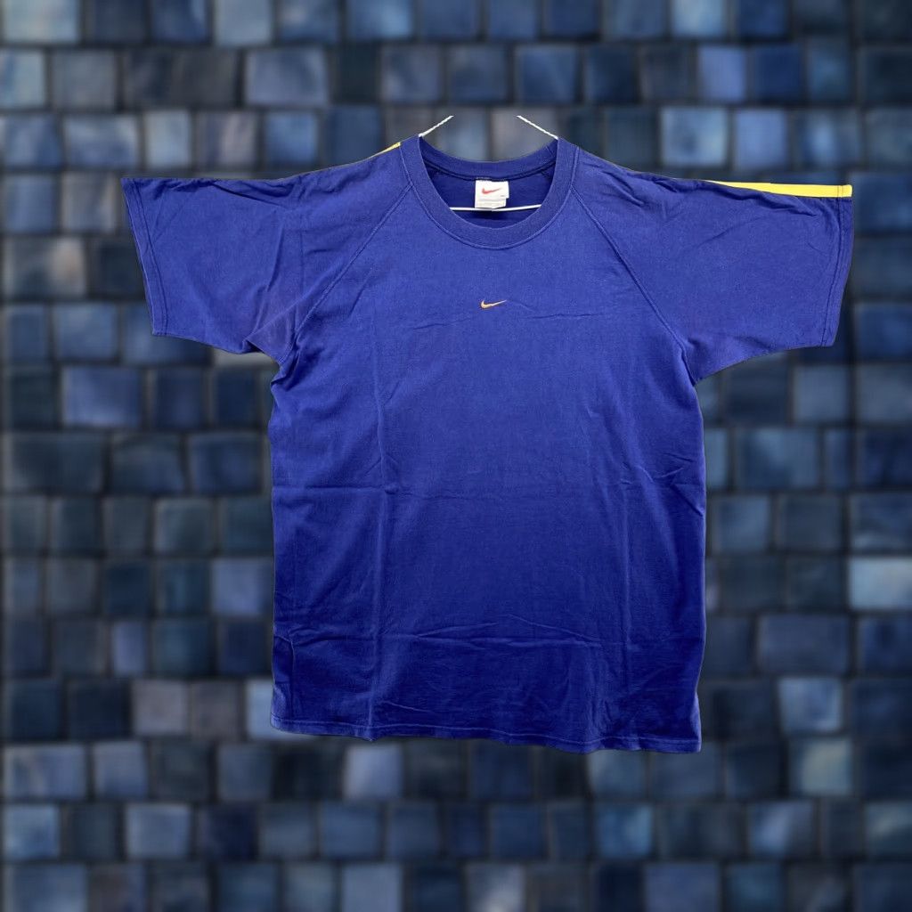Nike VINTAGE Nike Center Mini Swoosh Shirt Men XL Blue USA Made T-Shirt Size US XL / EU 56 / 4 - 1 Thumbnail