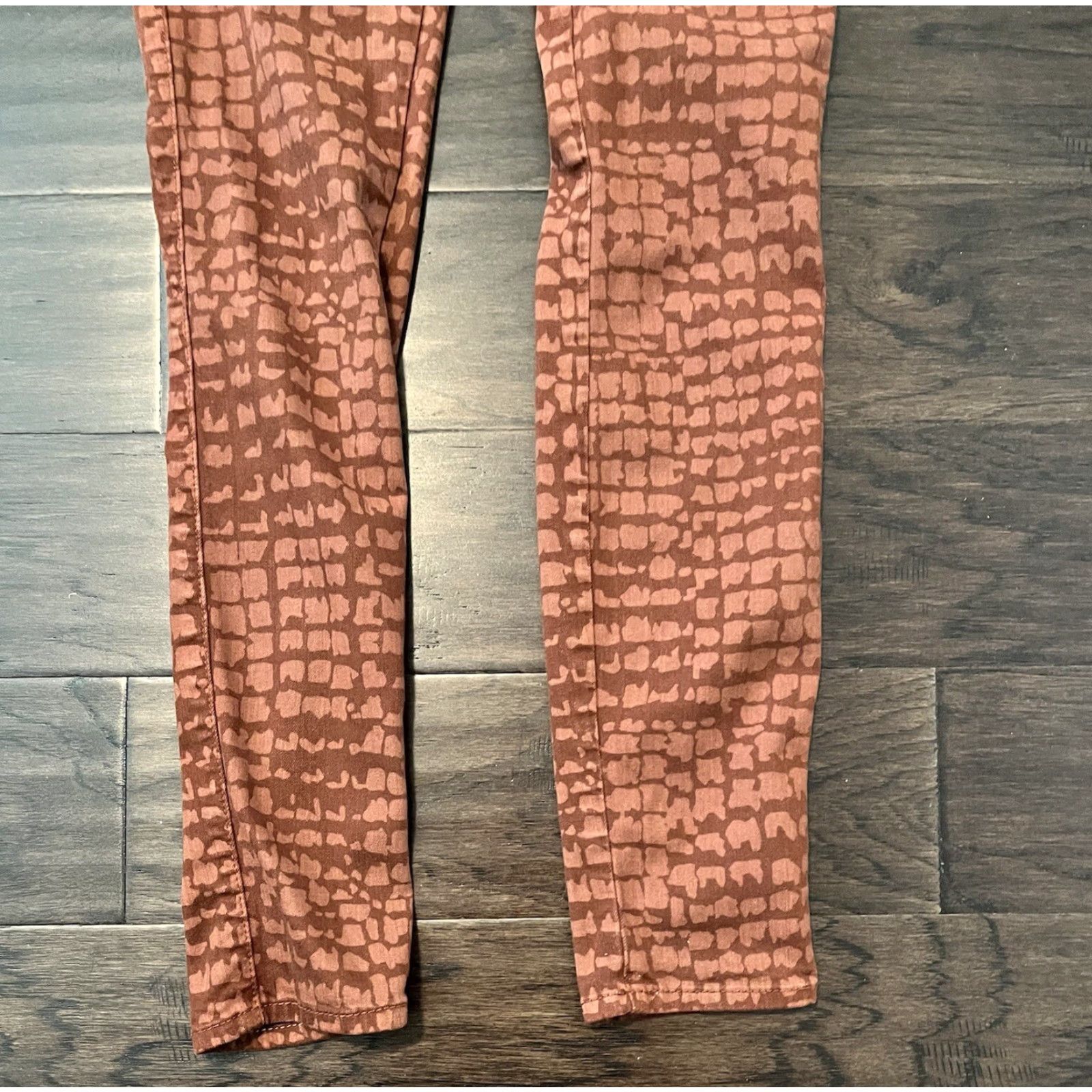 Crocs Rich & Skinny Marilyn Croc Print Skinny Jeans Size 25 Womens Jeans Skinny 30in Multicolor Colorful 25 in inseam 30 in Department Women Size 42" / US 20 - 4 Thumbnail