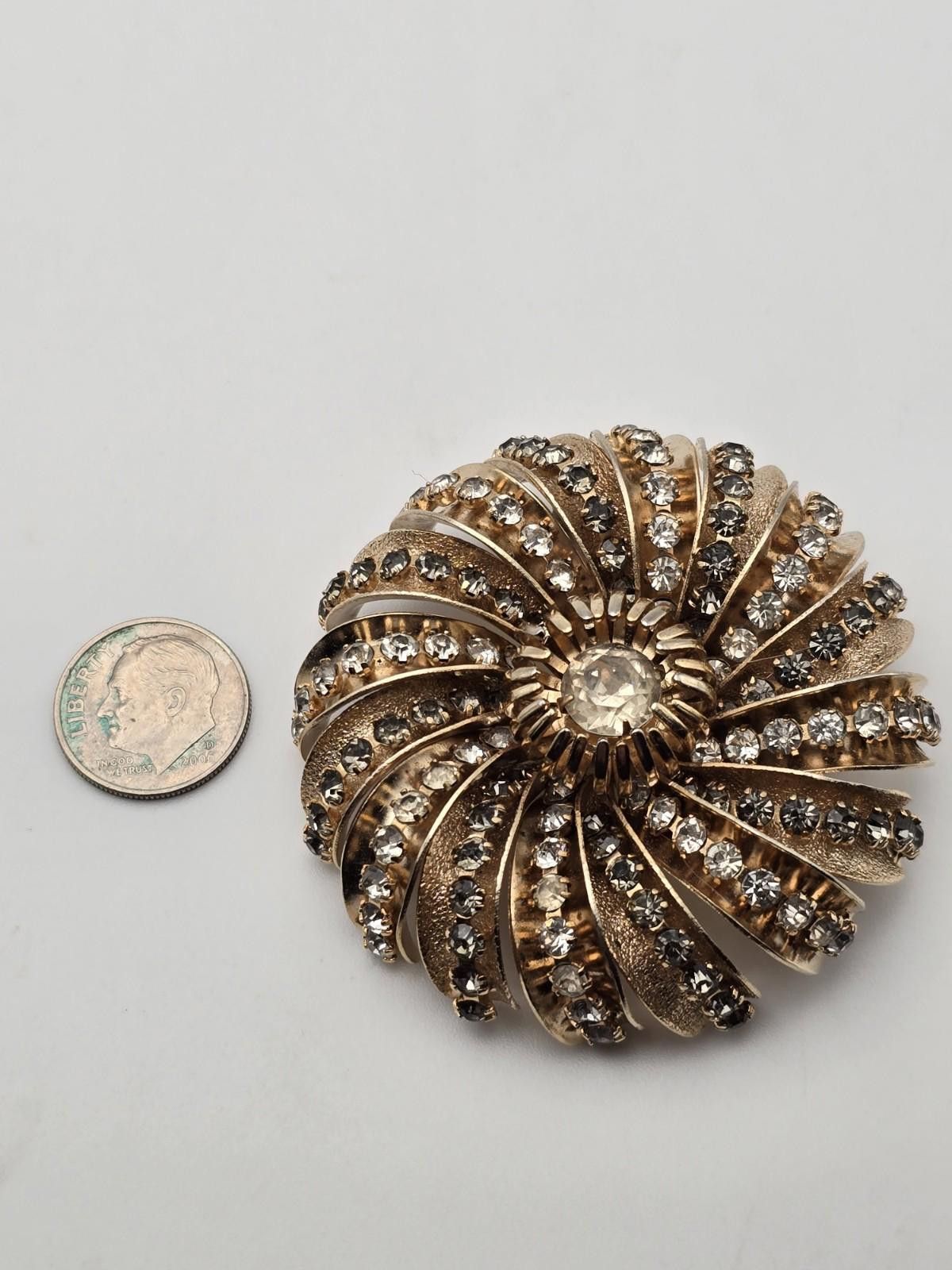 Homespun Knitwear Vintage 1940s Hobe Gold Tone Rhinestone Domed Swirl Brooch Size ONE SIZE - 3 Thumbnail