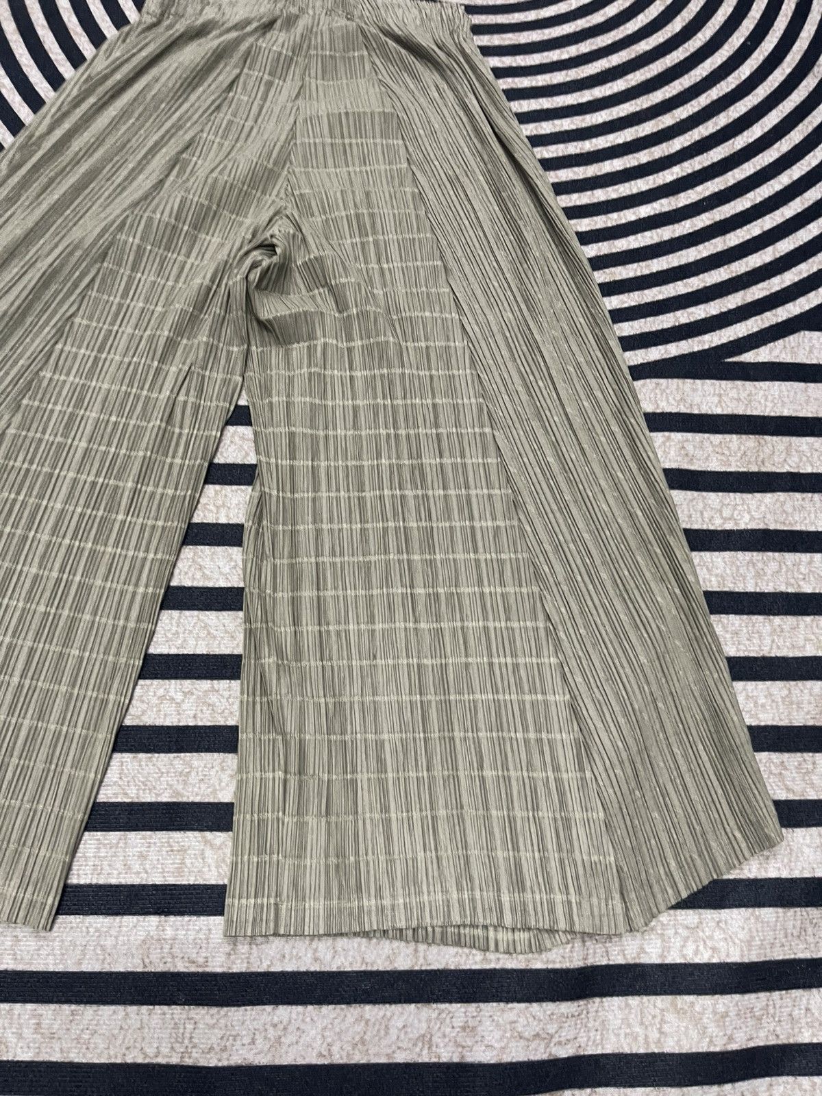 Pleats Please Issey Miyake 90s PLEATS PLEASE ISSEY MIYAKE PLISSE EFFECT FLARE TROUSERS Size 30" / US 8 / IT 44 - 9 Thumbnail