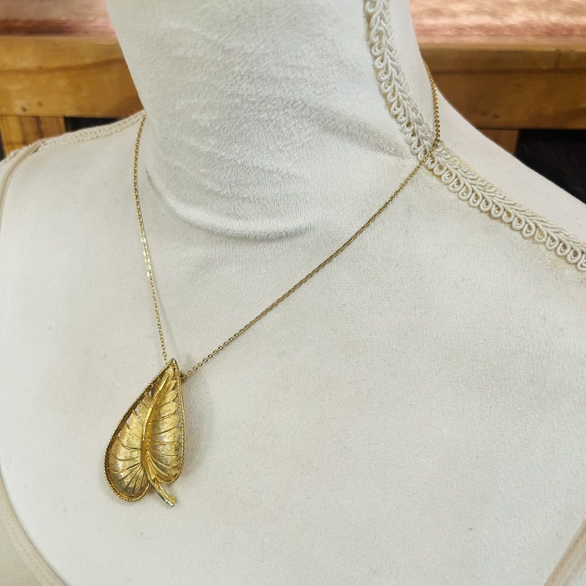 Vintage Vintage 60s B.S.K. gold di-cut textured leaf brooch Size ONE SIZE - 3 Thumbnail