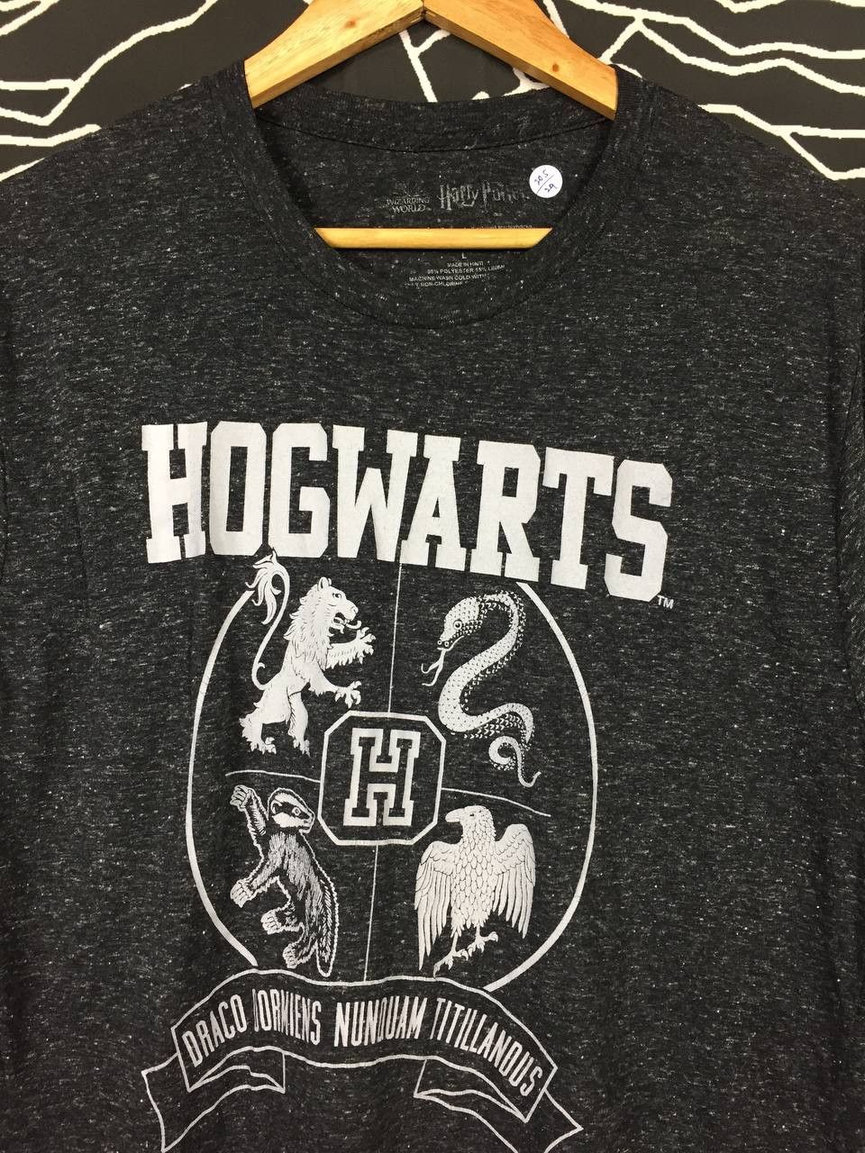Vintage Harry Potter Hogwarts Crest Logo Wizarding World Tee Size US L / EU 52-54 / 3 - 3 Thumbnail