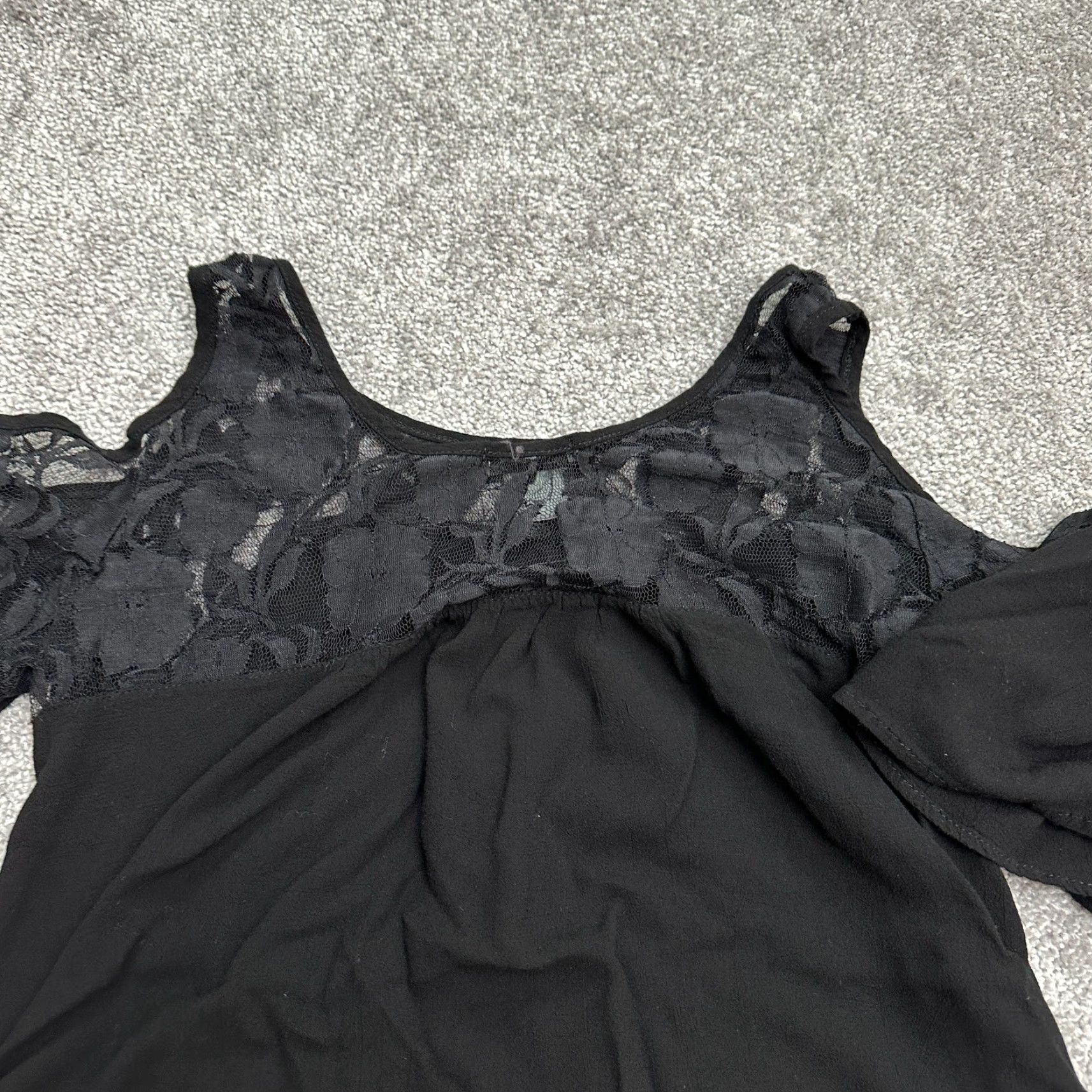 AQUA Aqua By Bloomingdale's Lace Cold Shoulder Cropped Top Womens M Black Cropped Top Short Sleeve Beach Modern Womens Size M Lace Size M / US 6-8 / IT 42-44 - 3 Thumbnail