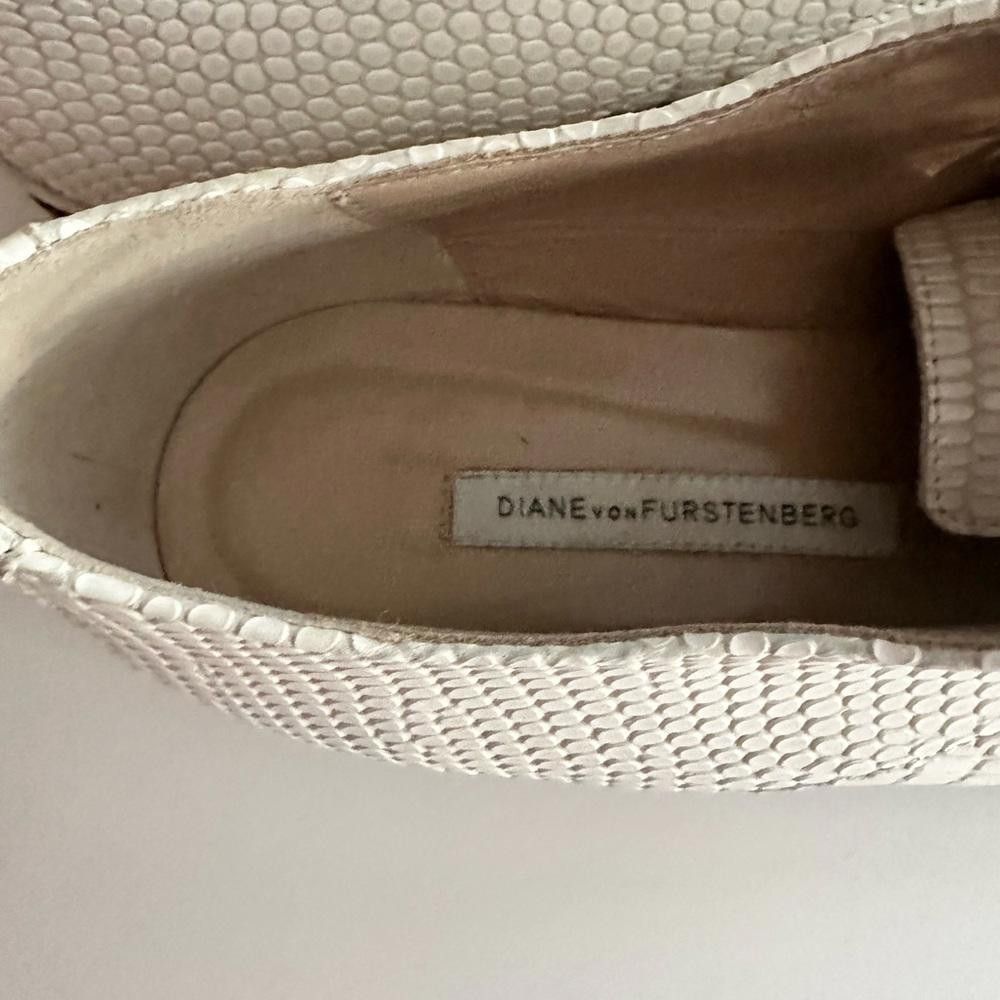 Diane von Furstenberg Diane von Furstenberg Ziggy Oxford White Lizard Loafer 9.5 Size US 9.5 / IT 39.5 - 6 Thumbnail