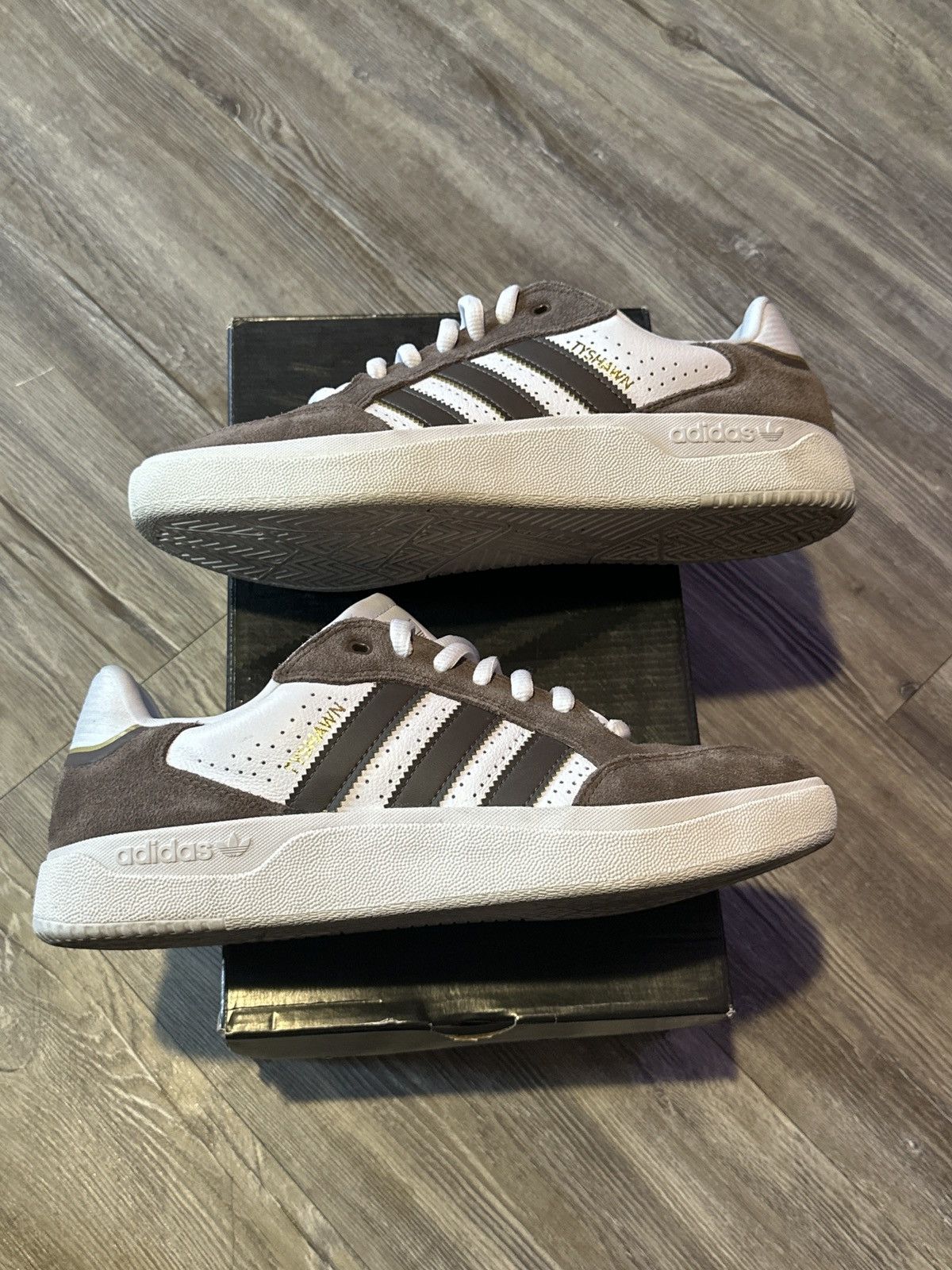 Adidas Adidas tyshawn low Size US 8.5 / EU 41-42 - 1 Thumbnail