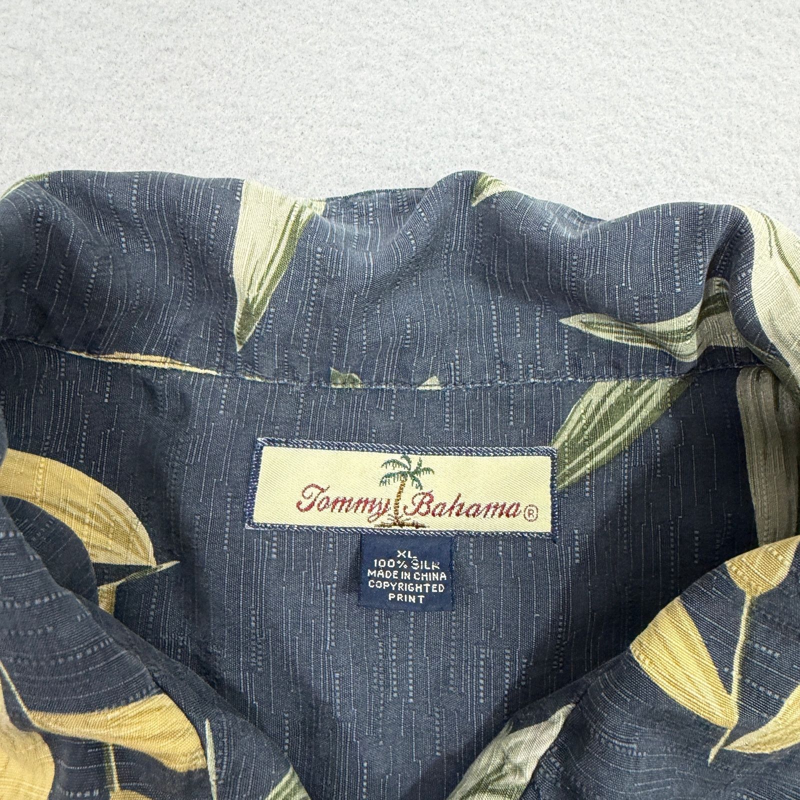 Tommy Bahama Tommy Bahama Hawaiian Shirt Men's XL Pineapple Floral Silk Size US XL / EU 56 / 4 - 4 Thumbnail