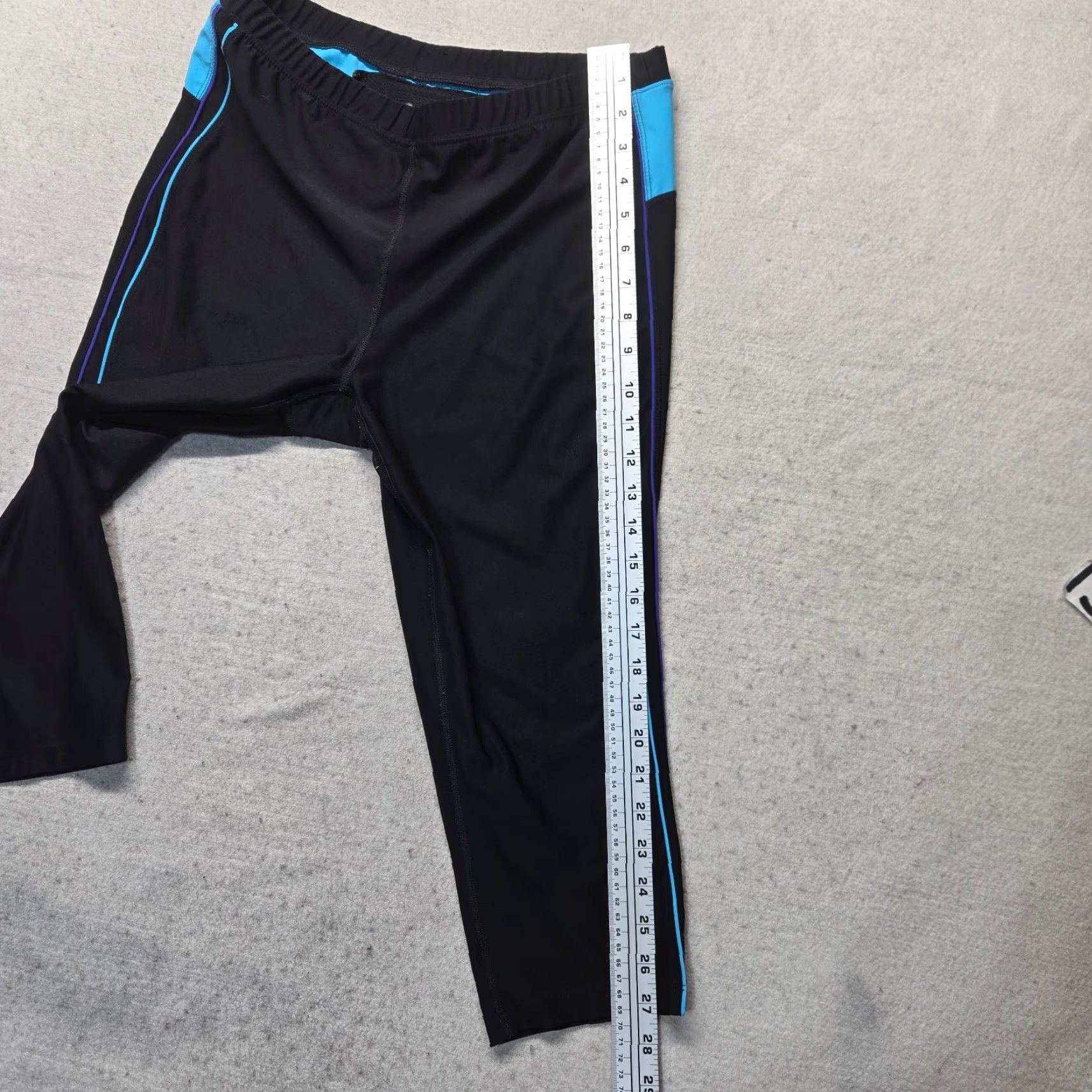 Vintage Xersion Fitted Capri Yoga Pants w/Rear Pocket Black with Blue Trim Medium Womens Size 32" / US 10 / IT 46 - 6 Thumbnail