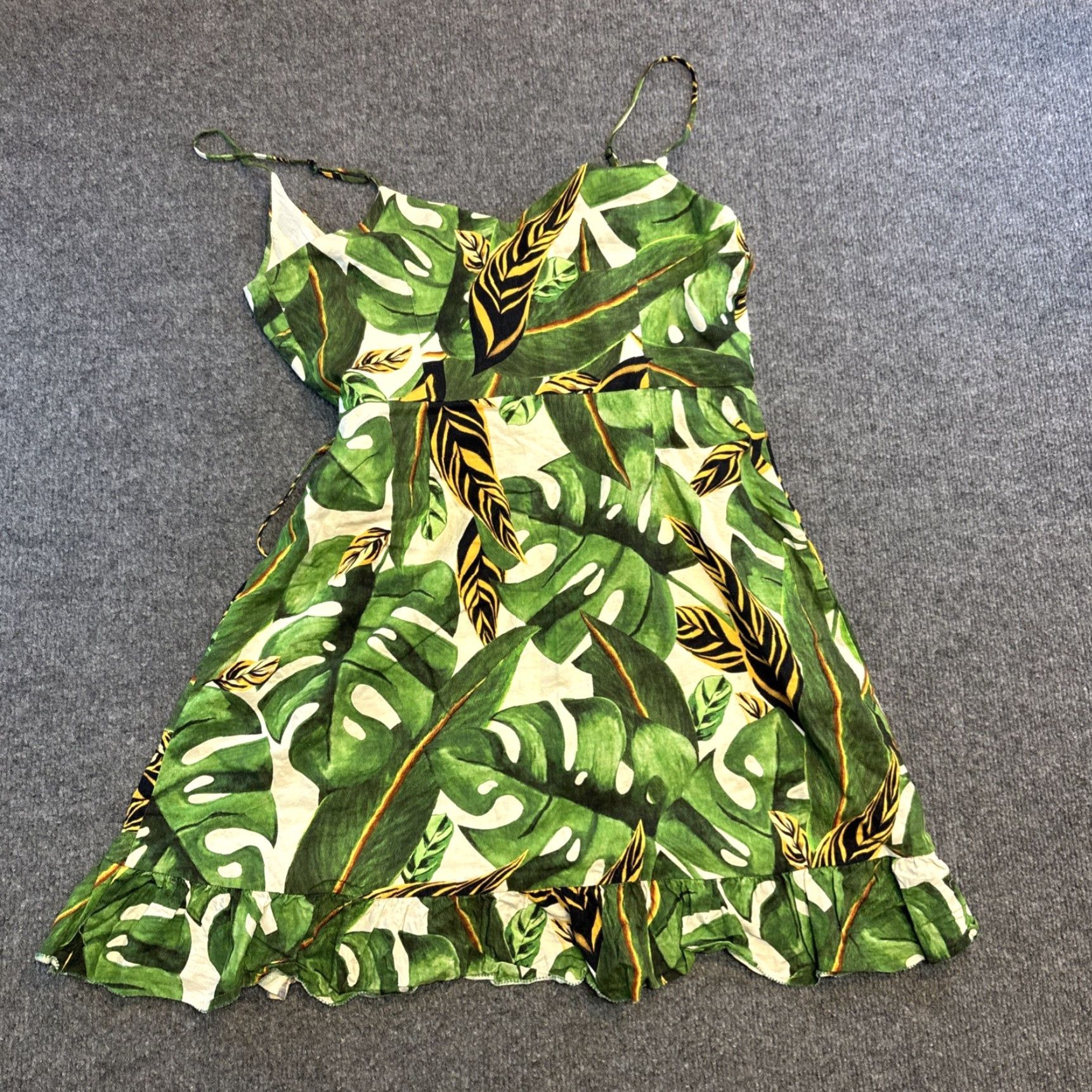 Farm Rio **FARM Rio Max Mini Ruffle Tropical Linen Wrap Green Dress** User: **Farm Rio Max Tropical Mini Ruffle Linen Wrap Green Dress** Size M / US 6-8 / IT 42-44 - 7 Thumbnail