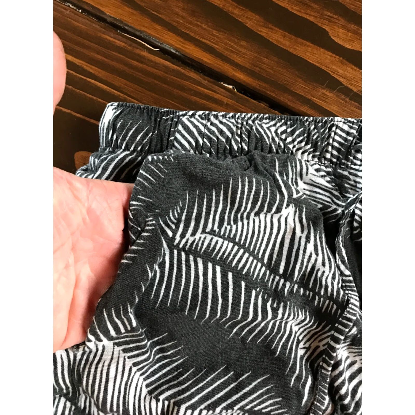 Gap Gap Shorts Women M Black Leaves Lounge Drawstring Sleep Shorts Size ONE SIZE - 3 Thumbnail