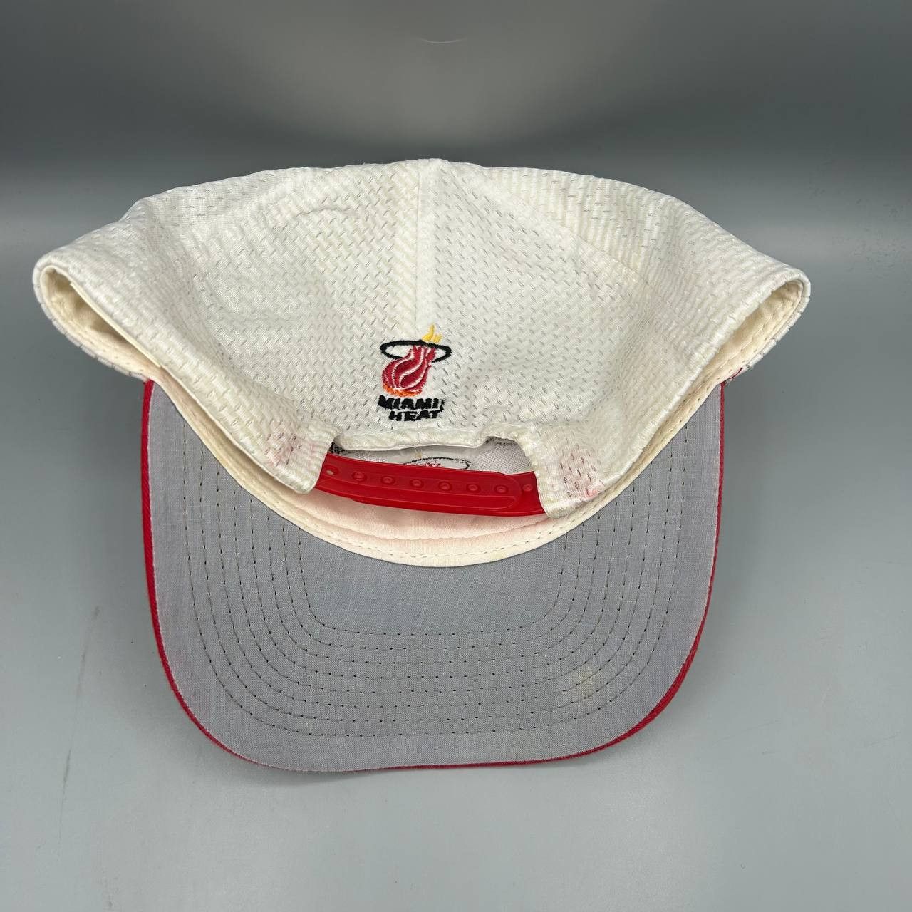 Drew Pearson Vintage Miami Heat Hat Men White Red NBA Snap Back Cap Size ONE SIZE - 6 Thumbnail