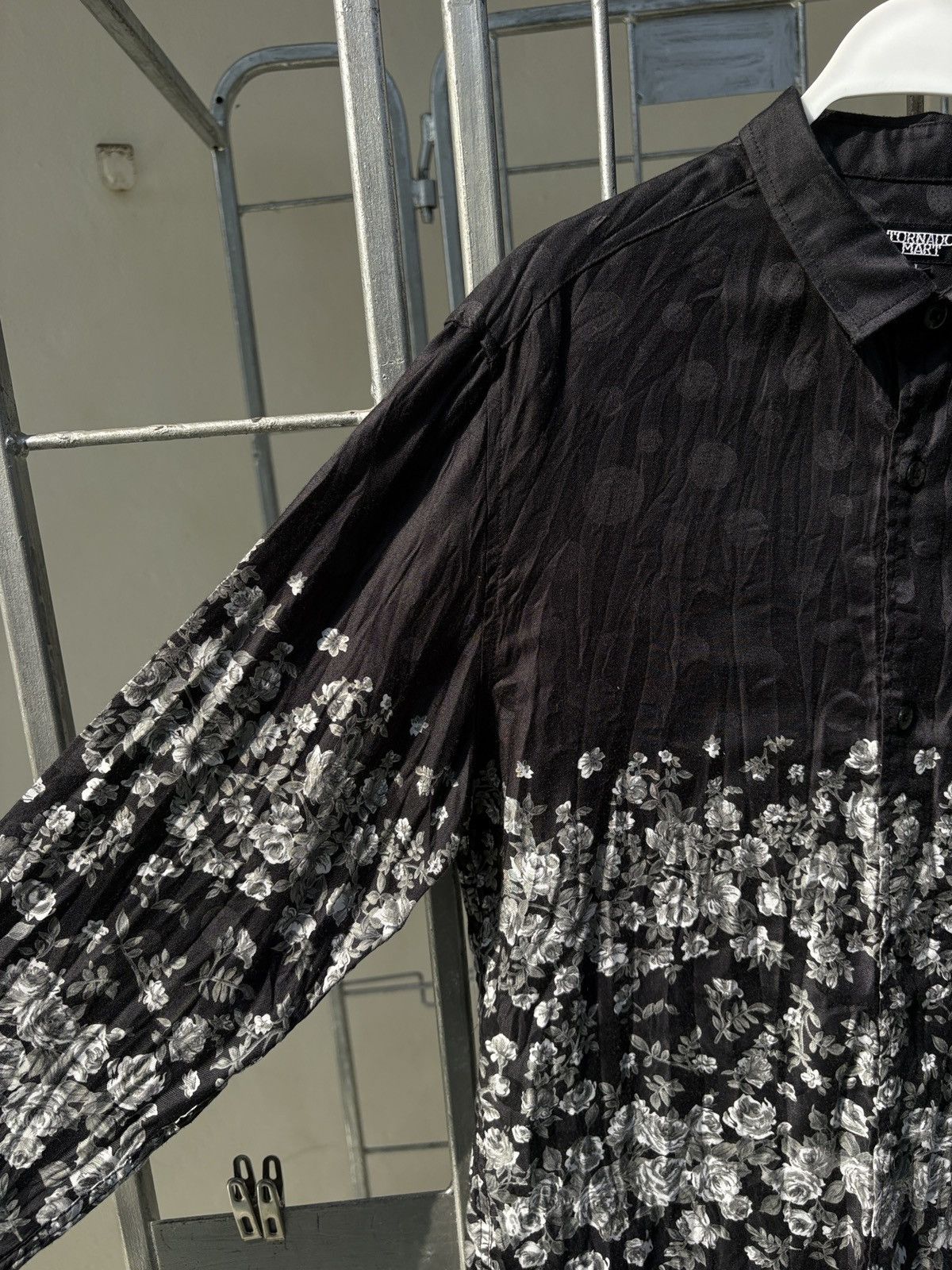 Tornado Mart Tornado Mart flowers printed black shirt Size US L / EU 52-54 / 3 - 6 Thumbnail
