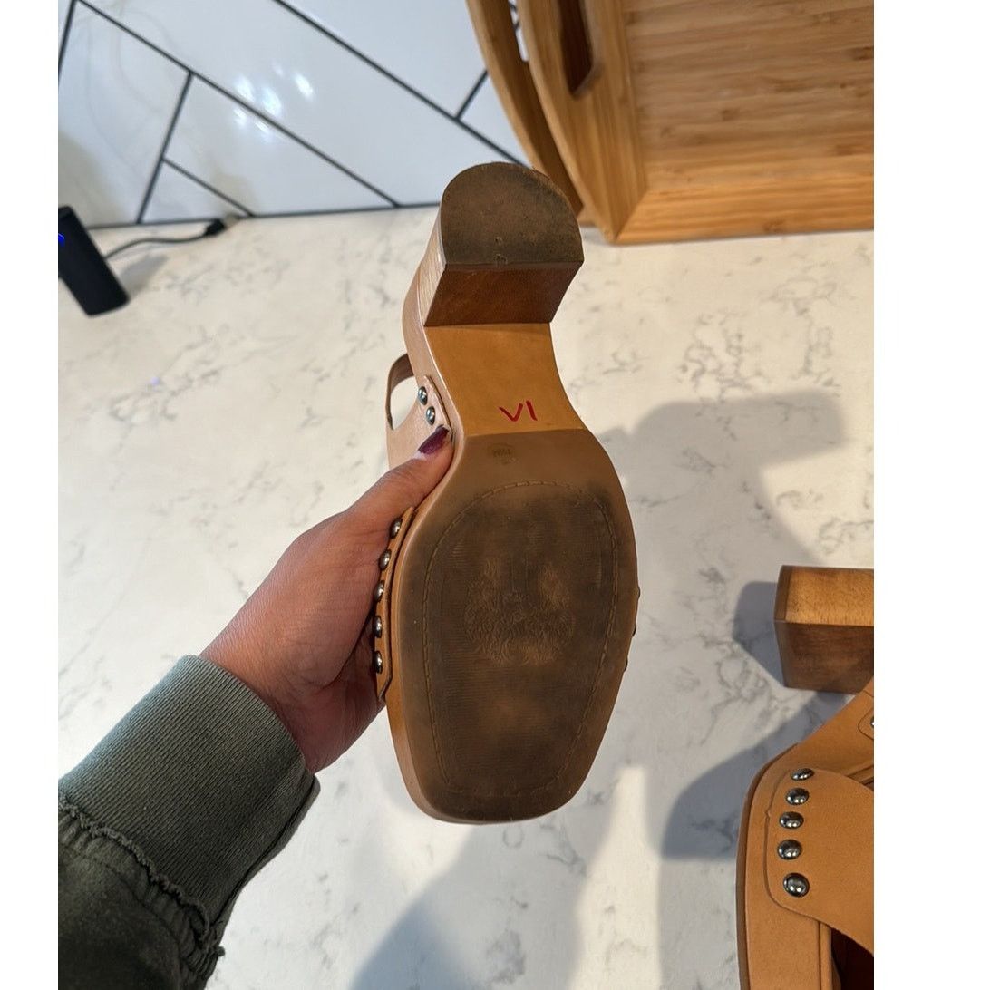 Vince Camuto Vince Camuto studded tan nude wood clog leather retro sz 7.5 Size US 7.5 / IT 37.5 - 7 Thumbnail