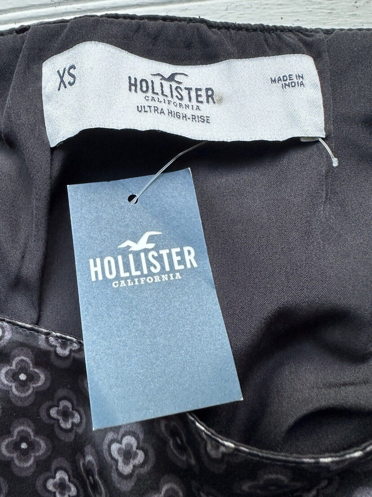 Hollister NWT Hollister Mini Skirt Size XS Ultra High Rise Satin Char Size 25" / US 0 / IT 36 - 5 Thumbnail