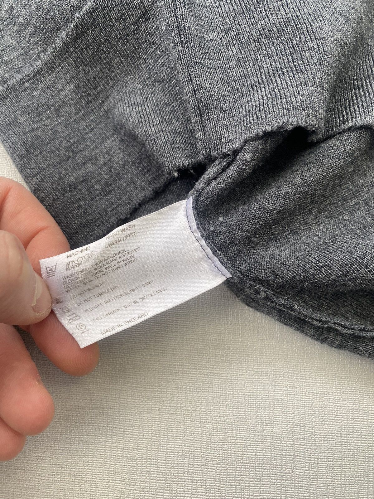 John Smedley Men’s John Smedley Wool V-Neck Sweater size L Size US L / EU 52-54 / 3 - 5 Thumbnail