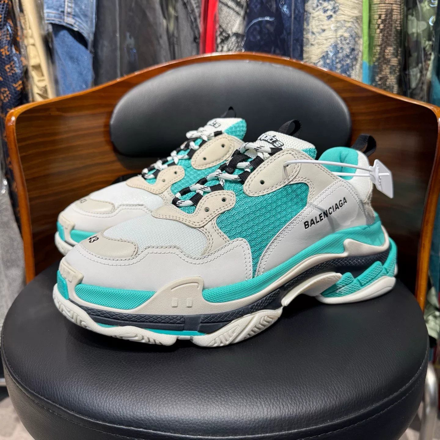 Balenciaga Balenciaga Green Lowtop Sneakers 43 Men Size US 10 / EU 43 - 1 Thumbnail