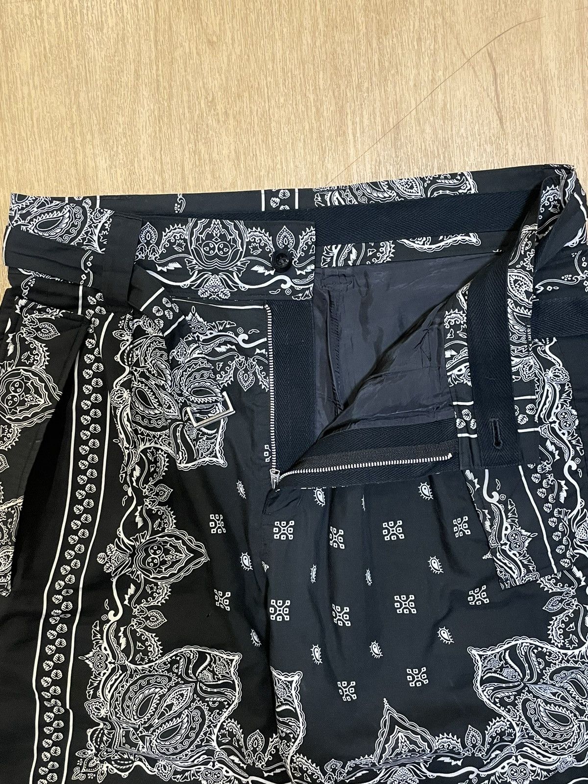 Sacai Bandana Print Shorts Black Size US 36 / EU 52 - 2 Thumbnail