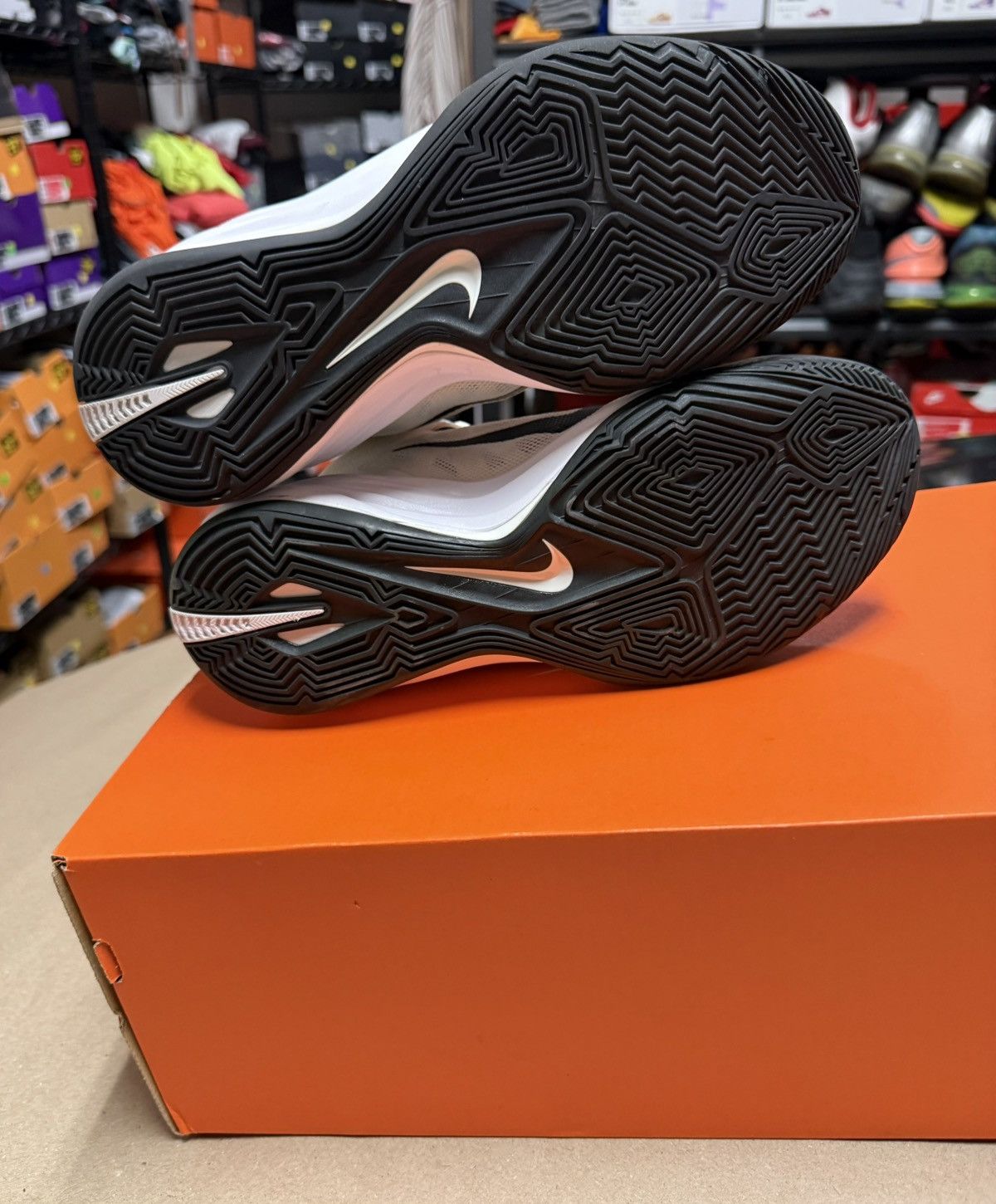 Nike Nike Hyperdunk 2014 Women’s White Black size 8.5 Basketball! Size US 8.5 / IT 38.5 - 5 Thumbnail