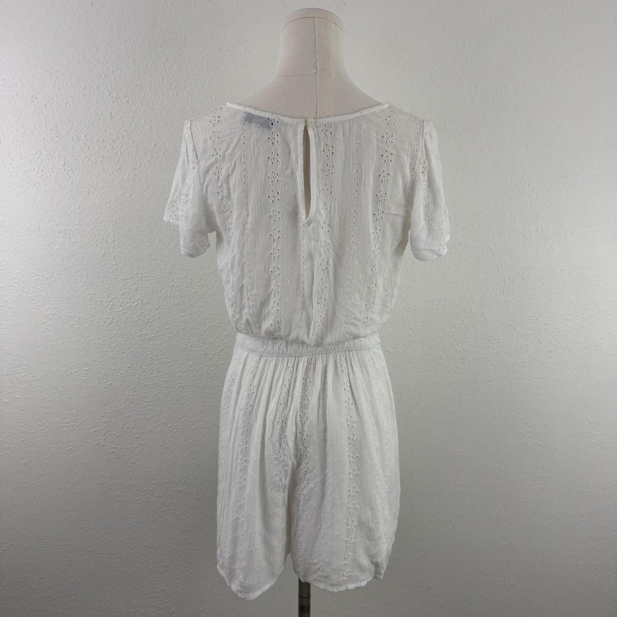 Hollister HOLLISTER White Eyelet Lace Short Sleeve Romper Shorts Size XS / US 0-2 / IT 36-38 - 10 Thumbnail