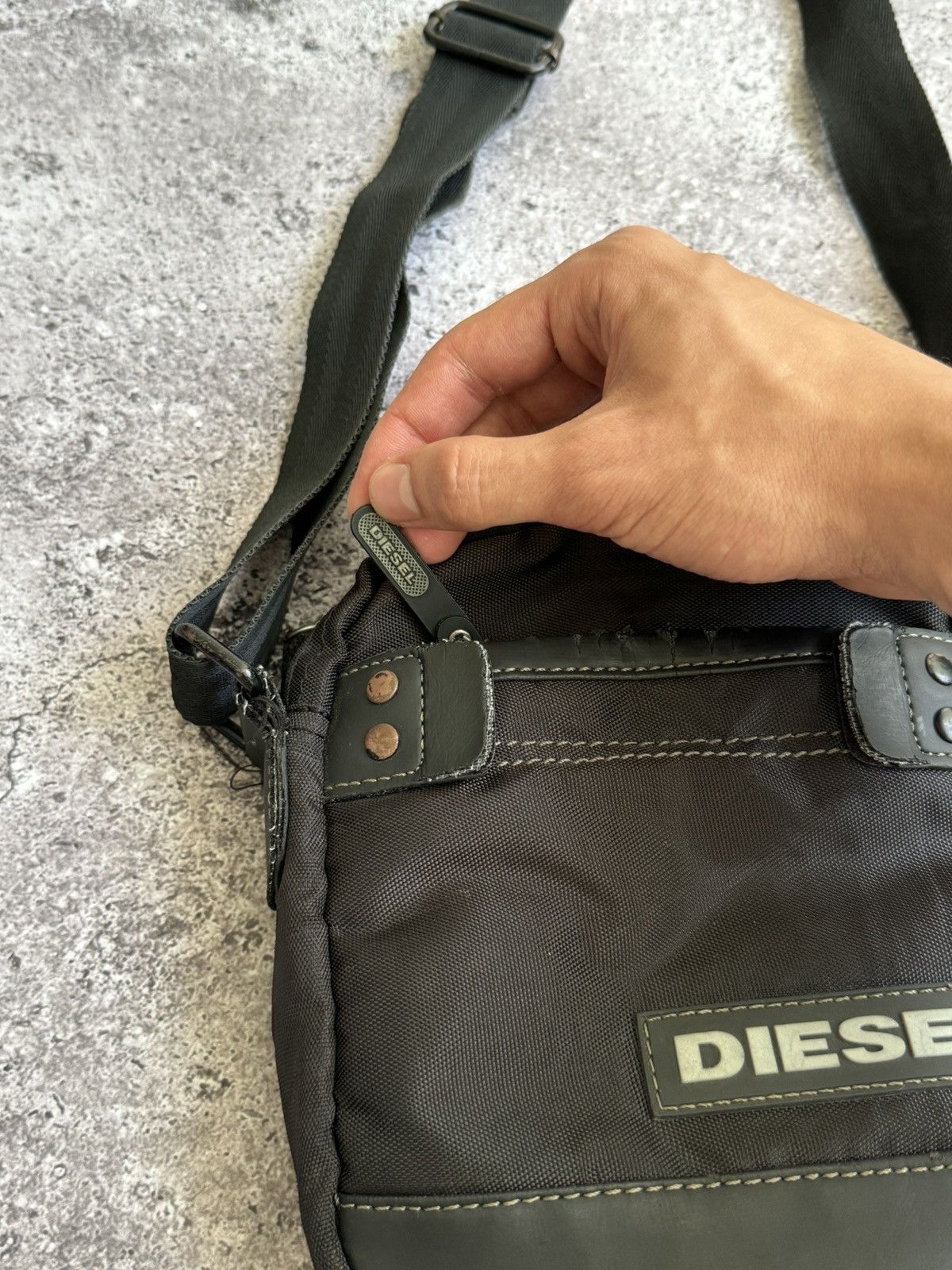 Diesel × Vintage Vintage Diesel distressed Y2K crossbody messenger bag Size ONE SIZE - 7 Thumbnail